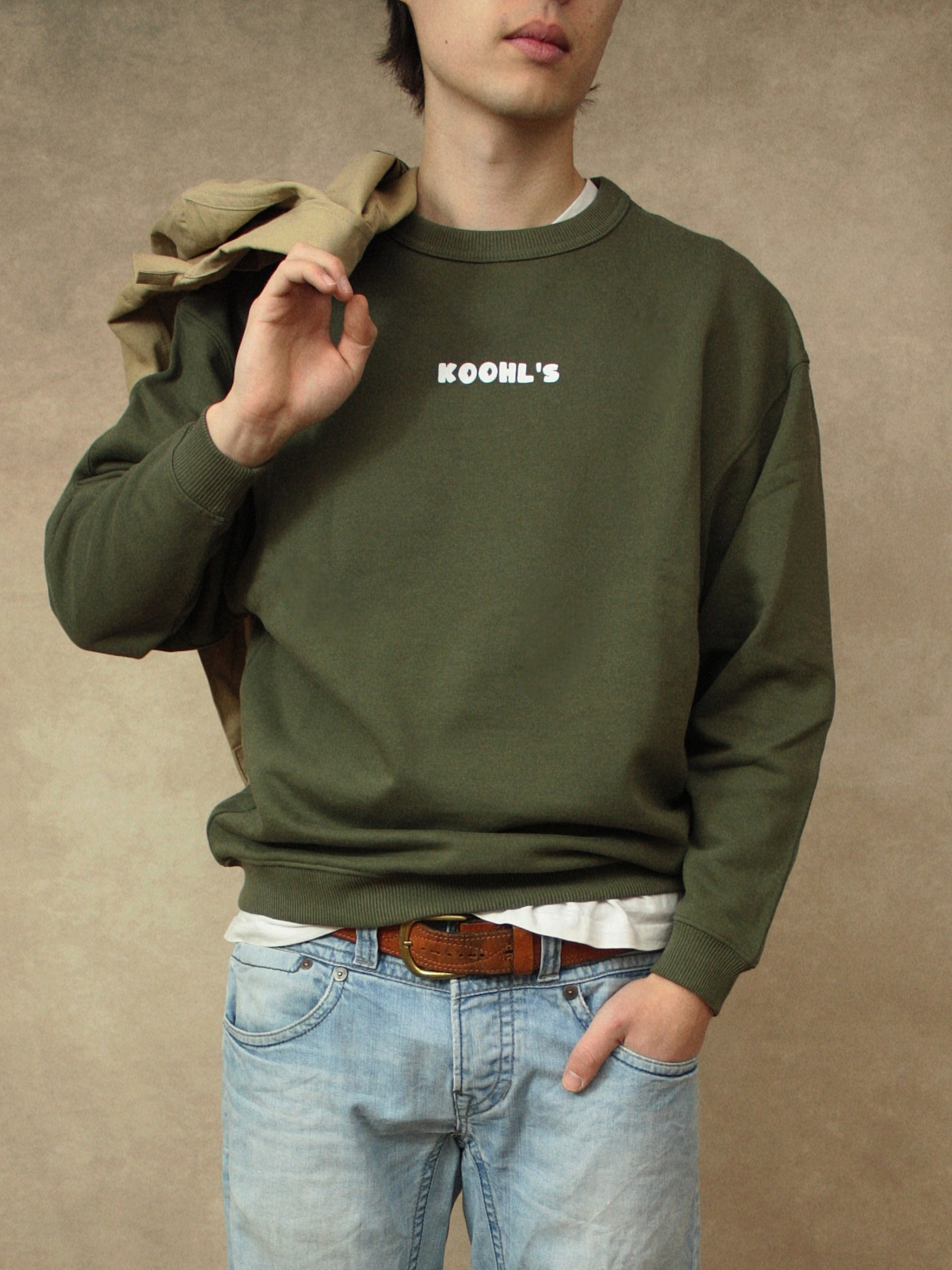 Koohl's Coffee Time Crewneck Sweater, Rückenmotiv Kaffee, weißer Druck per Siebdruck mit wasserbasierten Farben auf grünem oversized Bio-Baumwolle Pullover, Slow Fashion