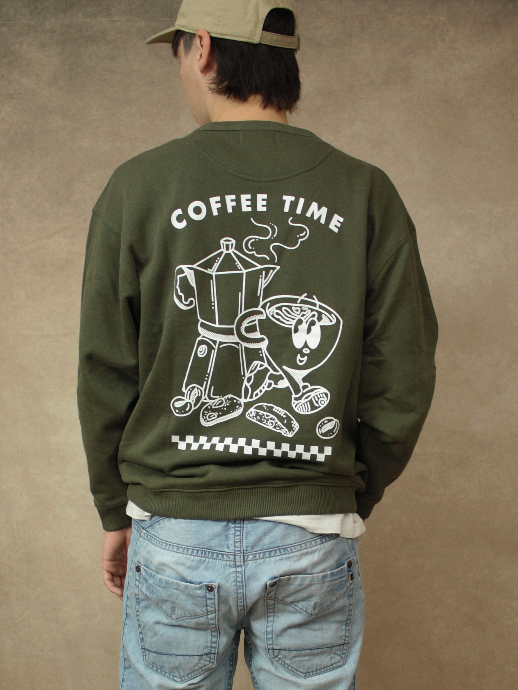 Koohl's Coffee Time Crewneck Sweater, Rückenmotiv Kaffee, weißer Druck per Siebdruck mit wasserbasierten Farben auf grünem oversized Bio-Baumwolle Pullover, Slow Fashion