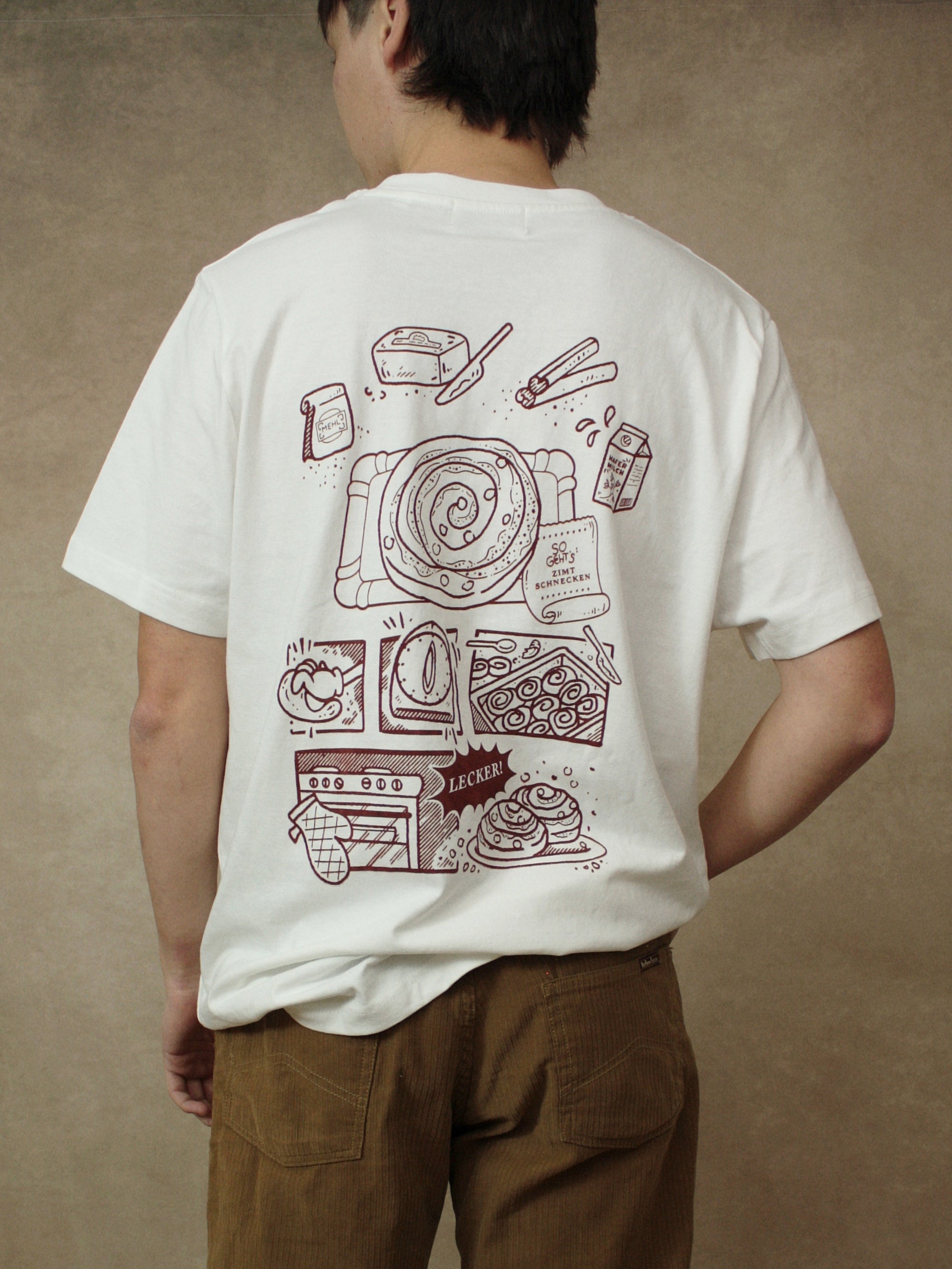 Koohl's Zimtschnecken T-Shirt, Rückenmotiv Zimtschnecken, brauner Druck per Siebdruck mit wasserbasierten Farben auf off-white oversized Bio-Baumwolle T-Shirt, Slow Fashion