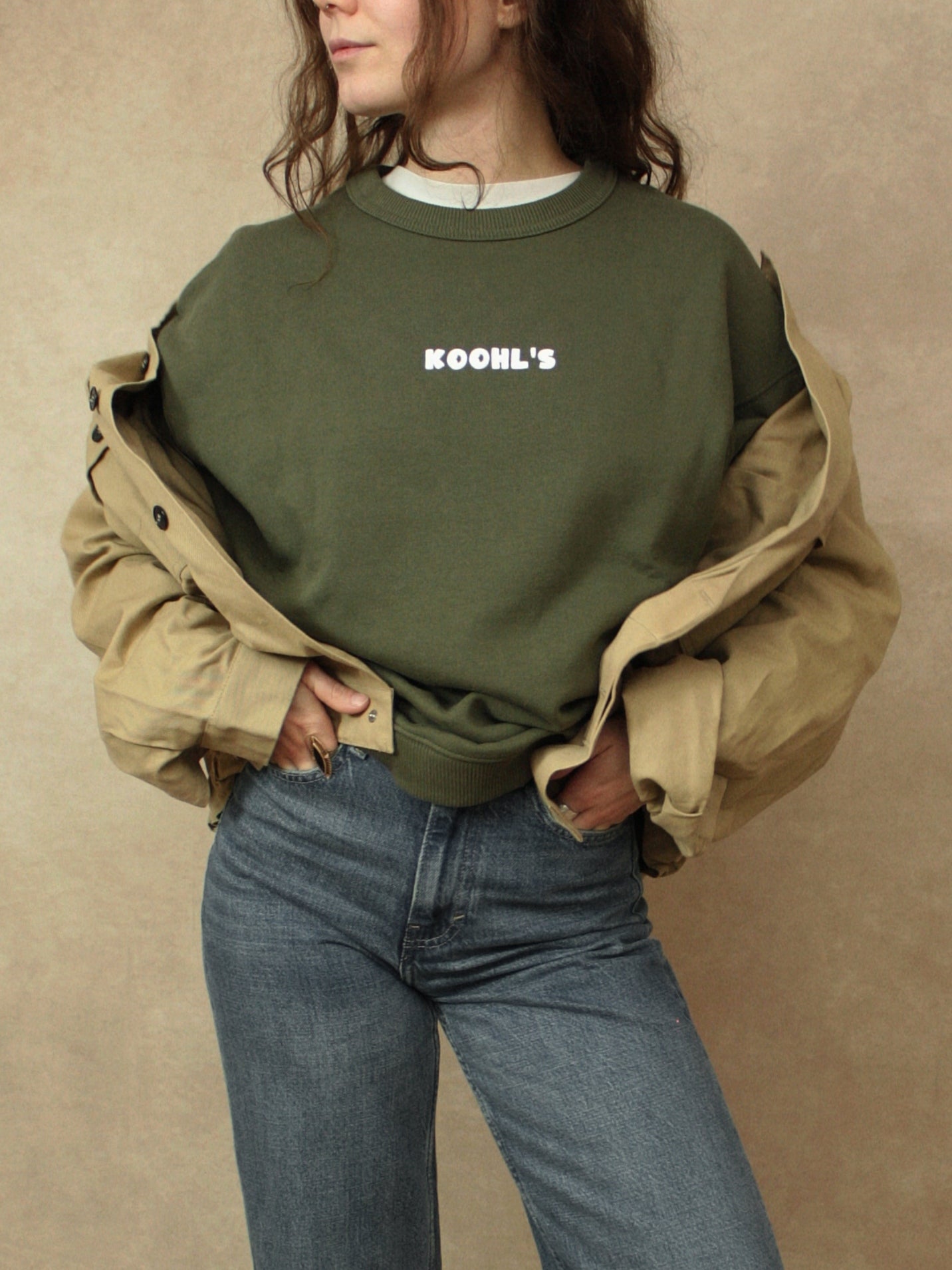Koohl's Coffee Time Crewneck Sweater, Rückenmotiv Kaffee, weißer Druck per Siebdruck mit wasserbasierten Farben auf grünem oversized Bio-Baumwolle Pullover, Slow Fashion