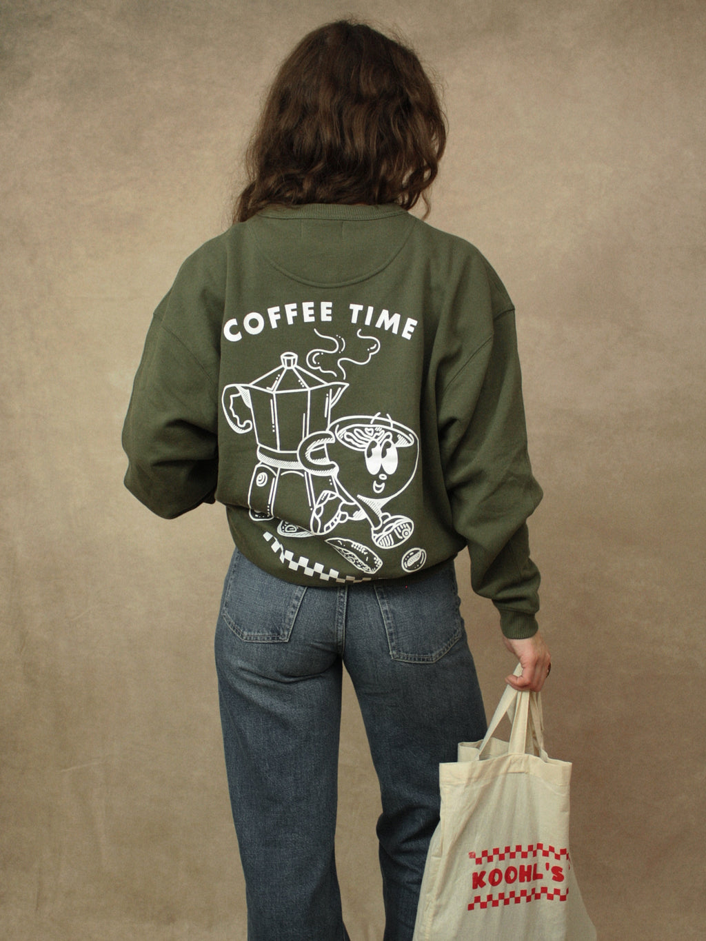 Koohl's Coffee Time Crewneck Sweater, Rückenmotiv Kaffee, weißer Druck per Siebdruck mit wasserbasierten Farben auf grünem oversized Bio-Baumwolle Pullover, Slow Fashion