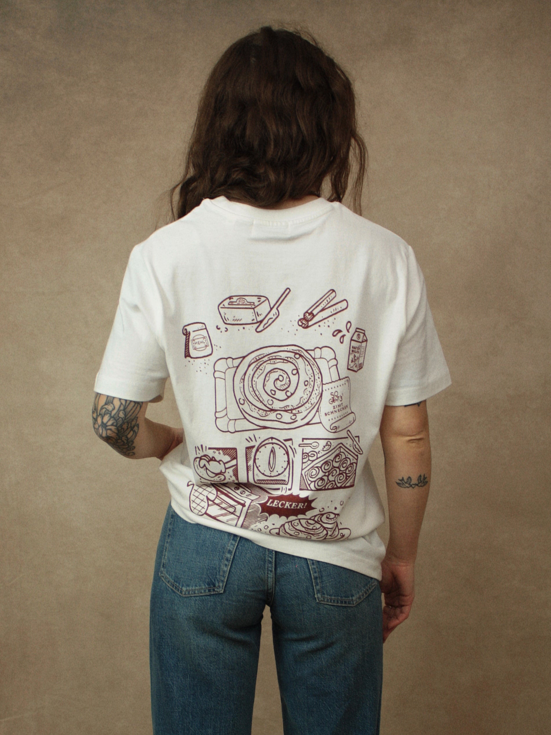 Koohl's Zimtschnecken T-Shirt, Rückenmotiv Zimtschnecken, brauner Druck per Siebdruck mit wasserbasierten Farben auf off-white oversized Bio-Baumwolle T-Shirt, Slow Fashion