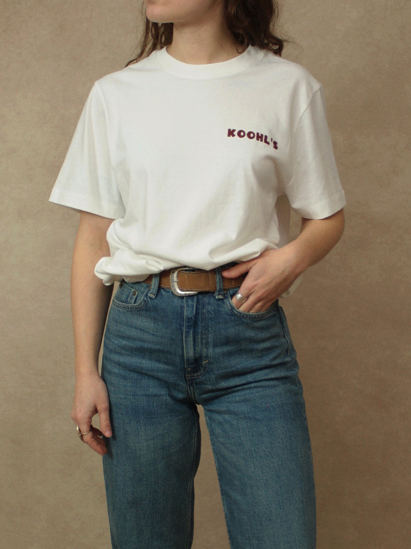 Koohl's Zimtschnecken T-Shirt, Rückenmotiv Zimtschnecken, brauner Druck per Siebdruck mit wasserbasierten Farben auf off-white oversized Bio-Baumwolle T-Shirt, Slow Fashion