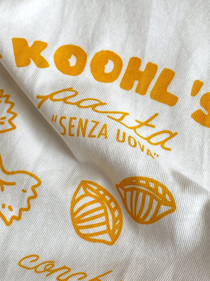 Nahaufnahme des Pasta T-Shirt, gelb-orangener Druck auf off-white  Baumwollt-shirt von Koohl's