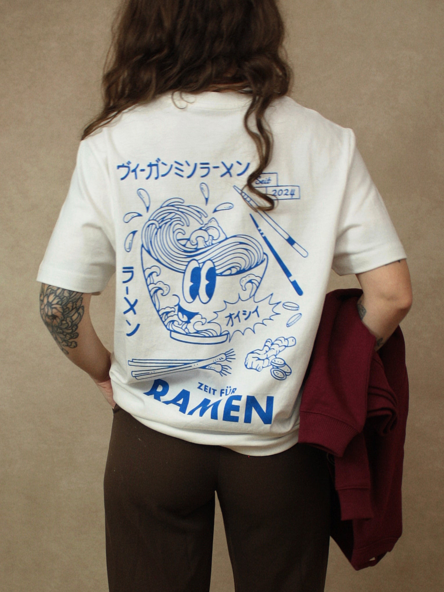Koohl's Ramen T-Shirt, vegane Miso-Ramen als Rückenmotiv, Siebdruck auf Bio-Baumwolle, blauer Druck auf weißem Bio-Baumwoll T-Shirt