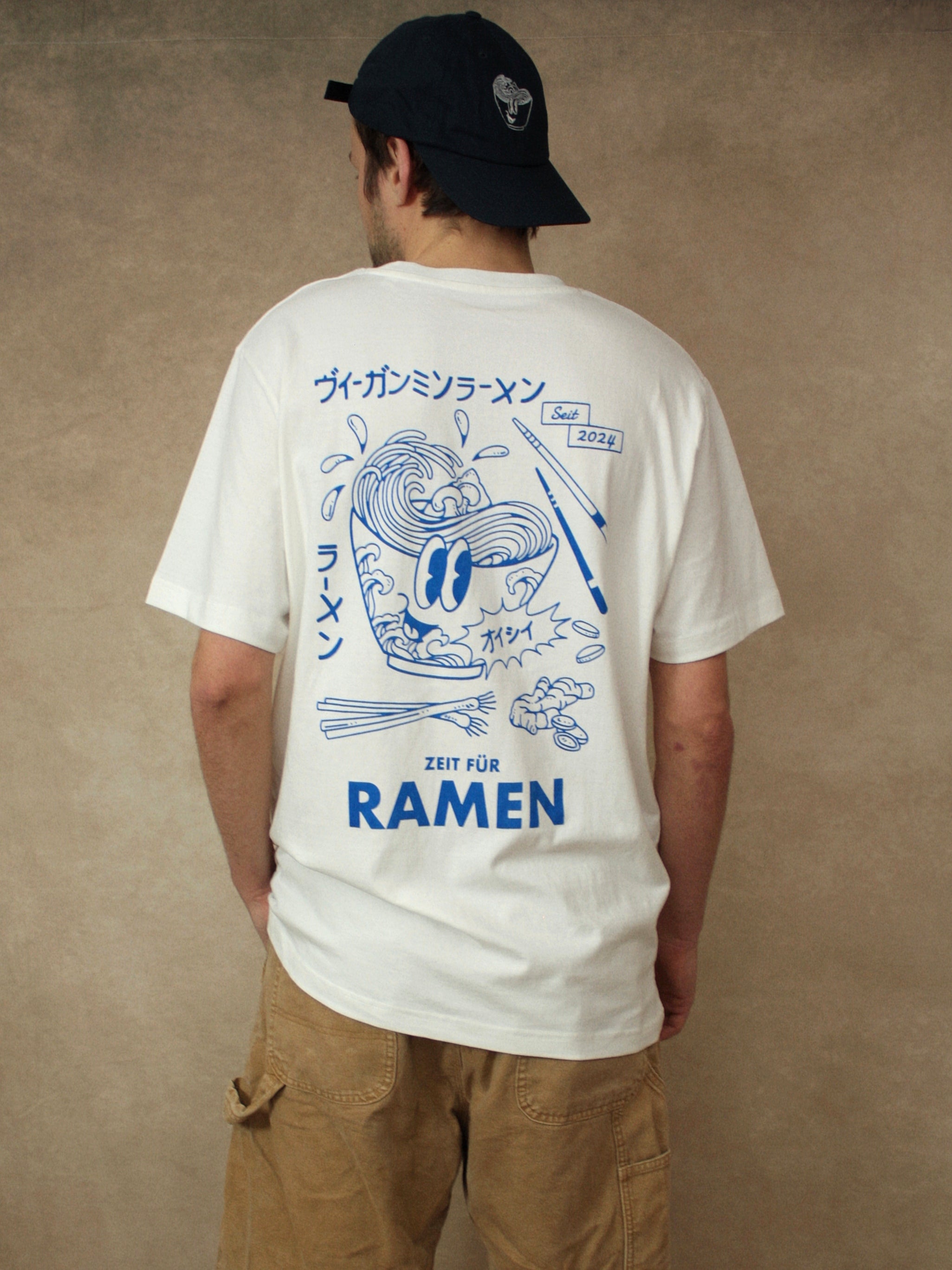 Koohl's Ramen T-Shirt, vegane Miso-Ramen als Rückenmotiv, Siebdruck auf Bio-Baumwolle, blauer Druck auf weißem Bio-Baumwoll T-Shirt