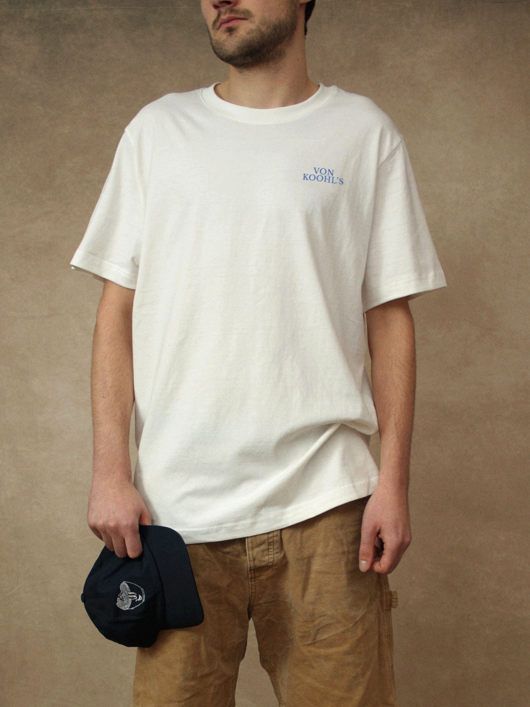 Von Koohl's Ramen T-Shirt, vegane Miso-Ramen als Rückenmotiv, Siebdruck auf Bio-Baumwolle, blauer Druck auf weißem Bio-Baumwoll T-Shirt