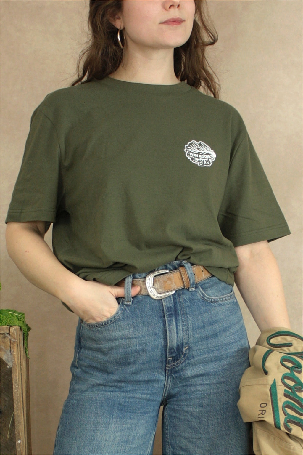 Moosgrünes Kohl T-Shirt mit weißemRückenprint, Von Koohl's, Slow Fashion