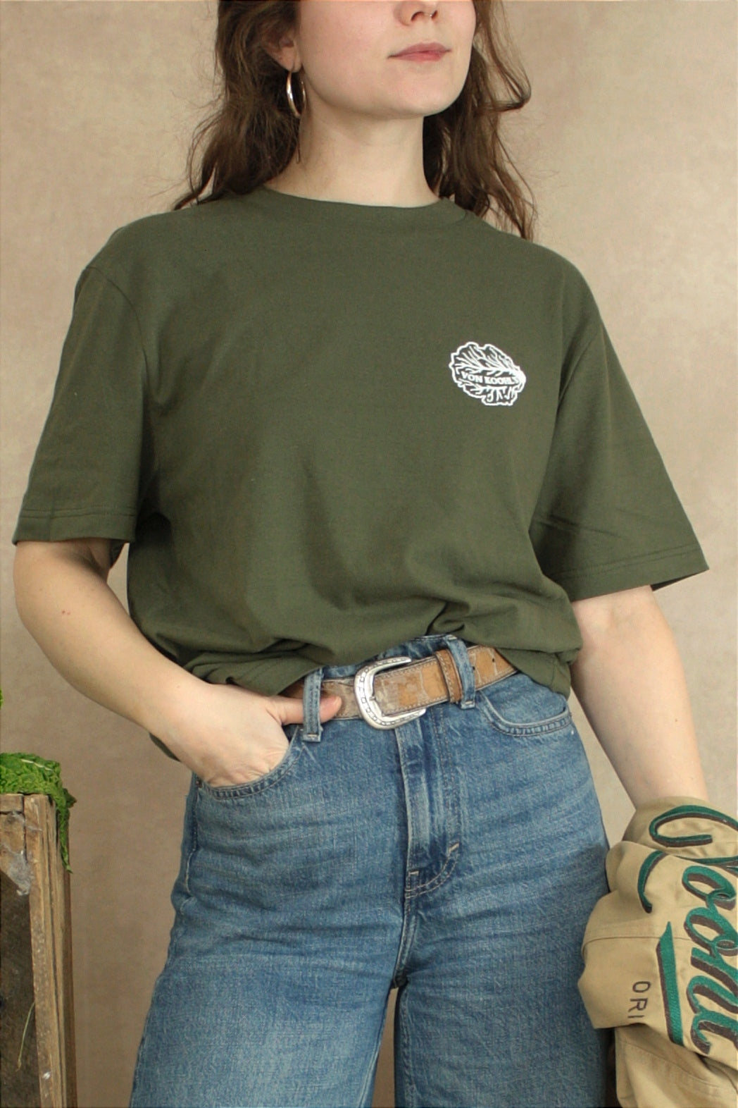 Moosgrünes Kohl T-Shirt mit weißemRückenprint, Von Koohl's, Slow Fashion