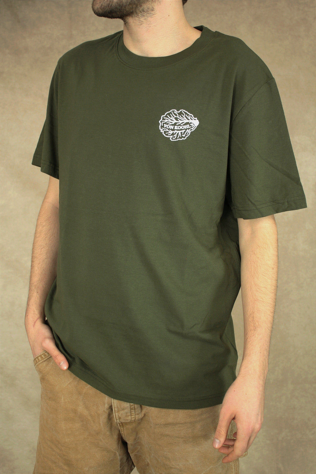 Moosgrünes Kohl T-Shirt mit weißemRückenprint, Von Koohl's, Slow Fashion