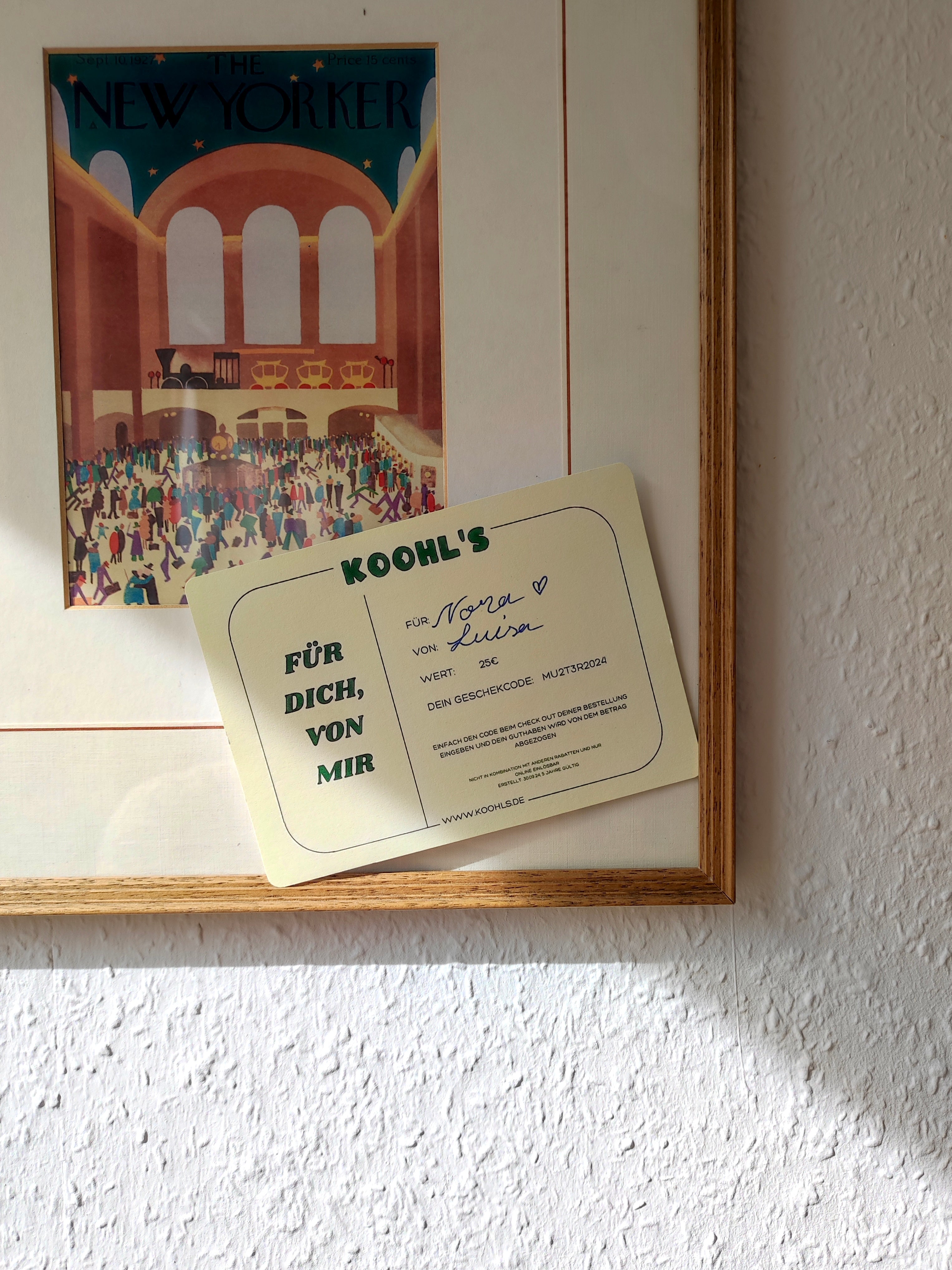 Geschenkgutschein in Bilderrahmen gesteckt