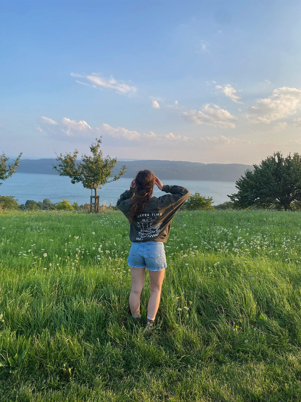 Nachhaltiger Bio-Pullover mit Kaffeemotiv, handbedruckt – Koohl’s Slow Fashion