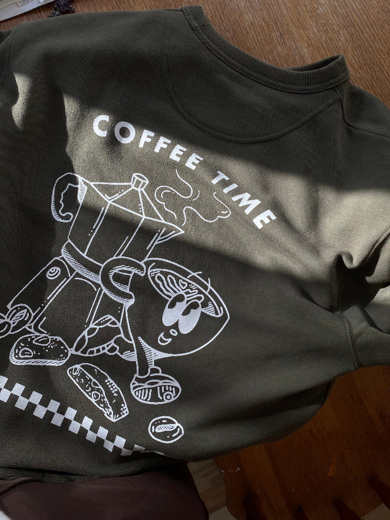 Nachhaltiger Bio-Pullover mit Kaffeemotiv, gruen, handbedruckt – Koohl’s Slow Fashion