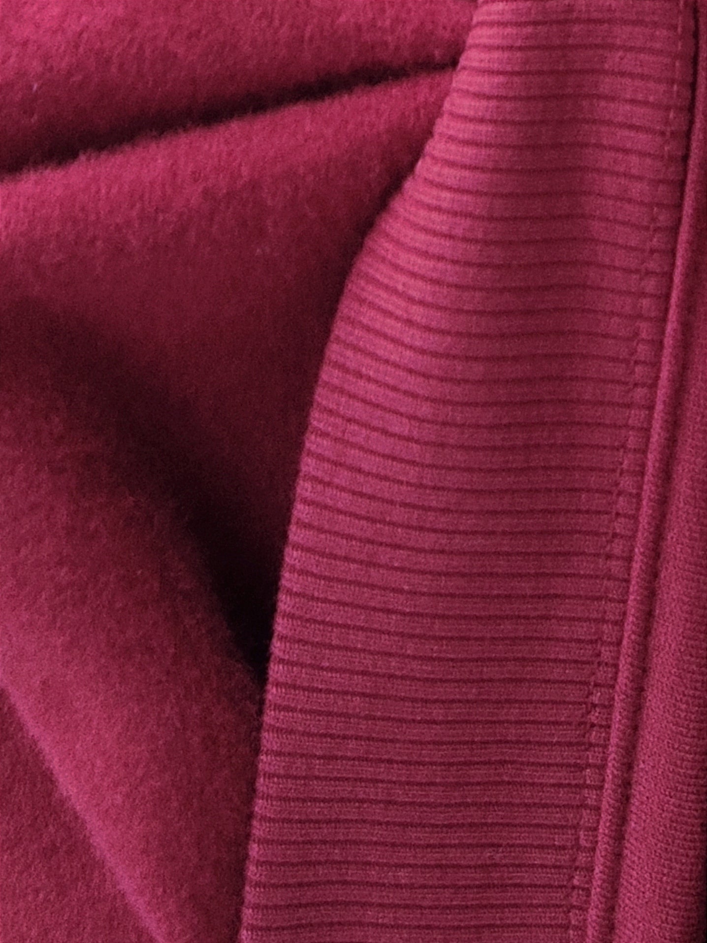 Nachhaltiger Bio-Pullover, nahaufnahme, roter Sweater, handbedruckt – Koohl’s Slow Fashion