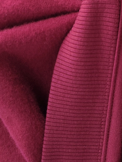 Nachhaltiger Bio-Pullover, nahaufnahme, roter Sweater, handbedruckt – Koohl’s Slow Fashion