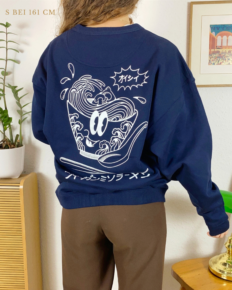 Nachhaltiger Bio-Pullover mit Ramenmotiv, blauer Sweater, handbedruckt – Koohl’s Slow Fashion