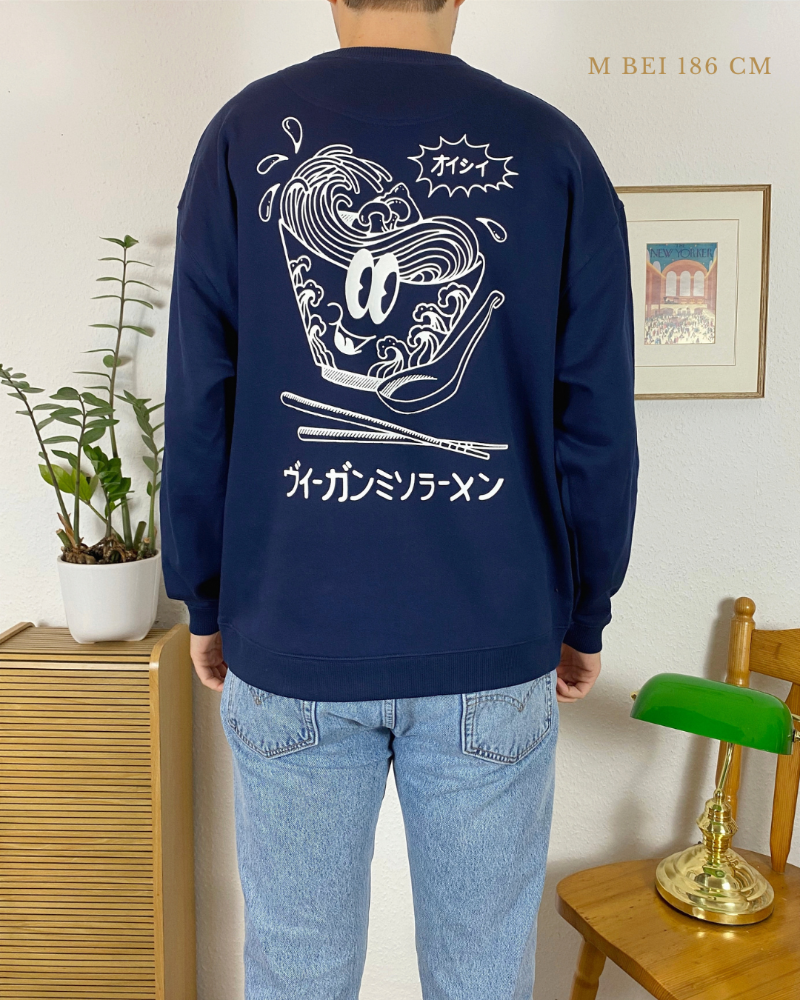 Nachhaltiger Bio-Pullover mit Ramenmotiv, blauer Sweater, handbedruckt – Koohl’s Slow Fashion