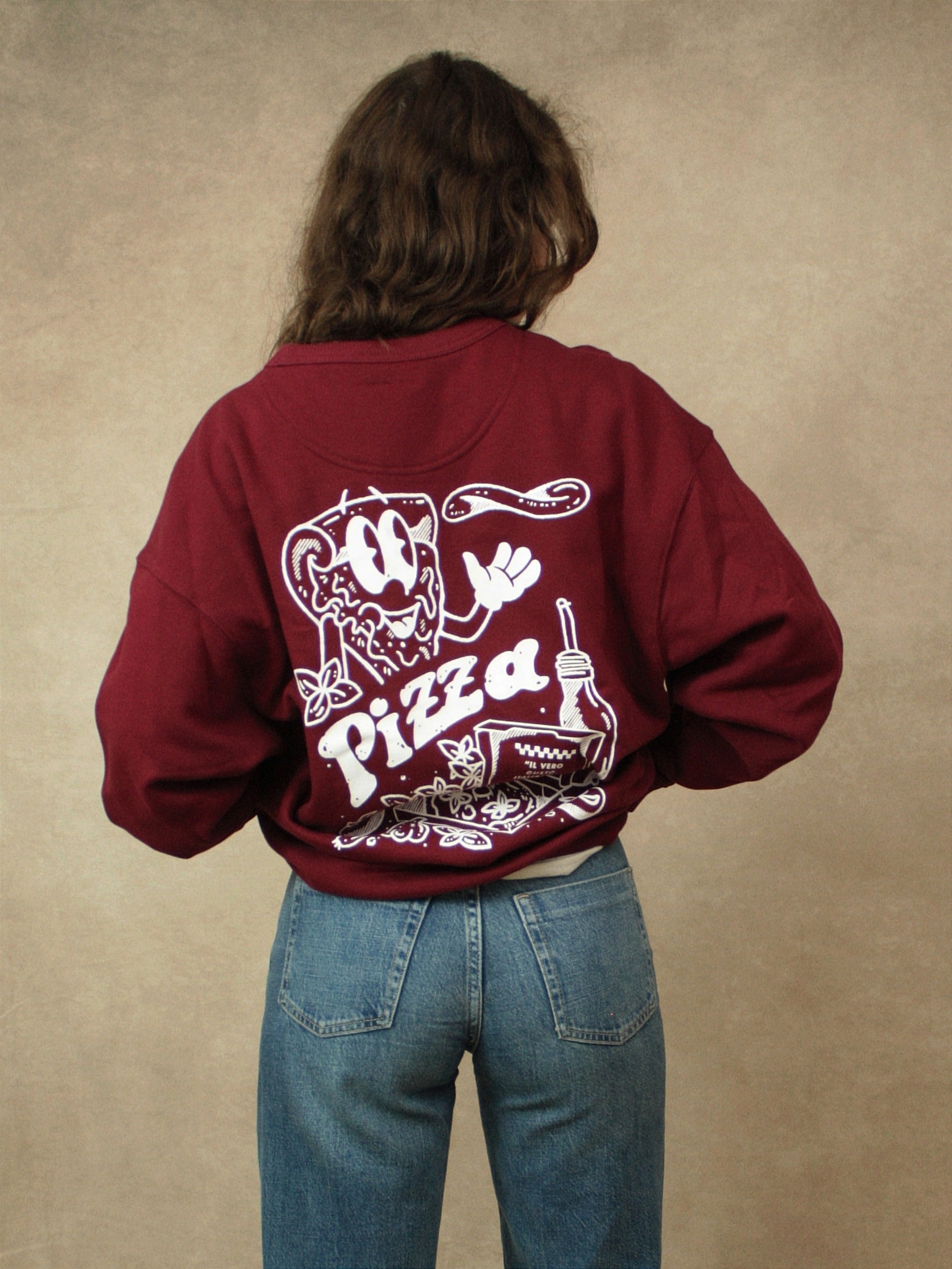 Koohl's Pizza Sweater Crewneck, Rückenmotiv Pizza, weißer Druck per Siebdruck mit wasserbasierten Farben auf burgunder oversized Bio-Baumwolle Pullover, Slow Fashion