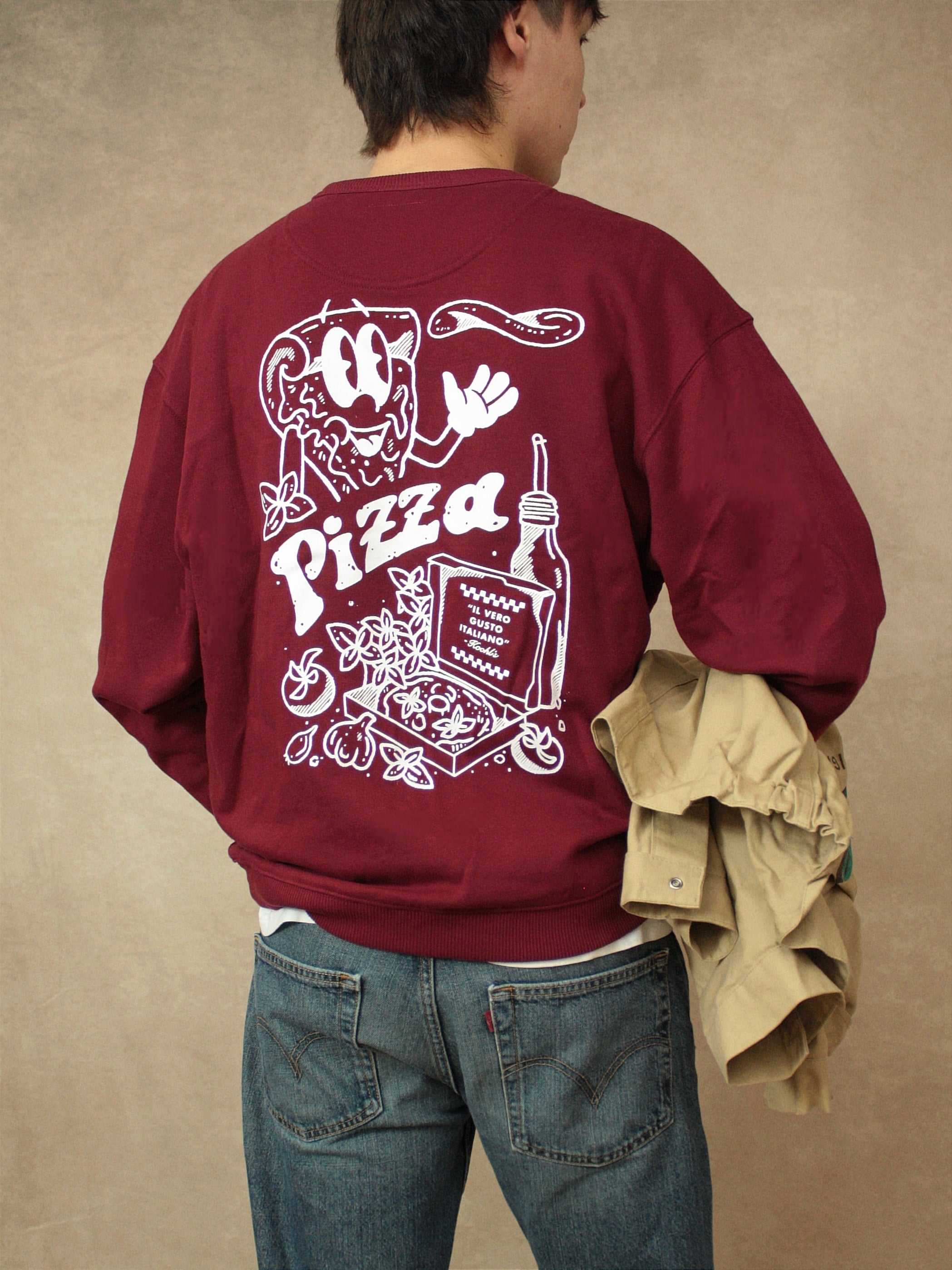 Koohl's Pizza Sweater Crewneck, Rückenmotiv Pizza, weißer Druck per Siebdruck mit wasserbasierten Farben auf burgunder oversized Bio-Baumwolle Pullover, Slow Fashion