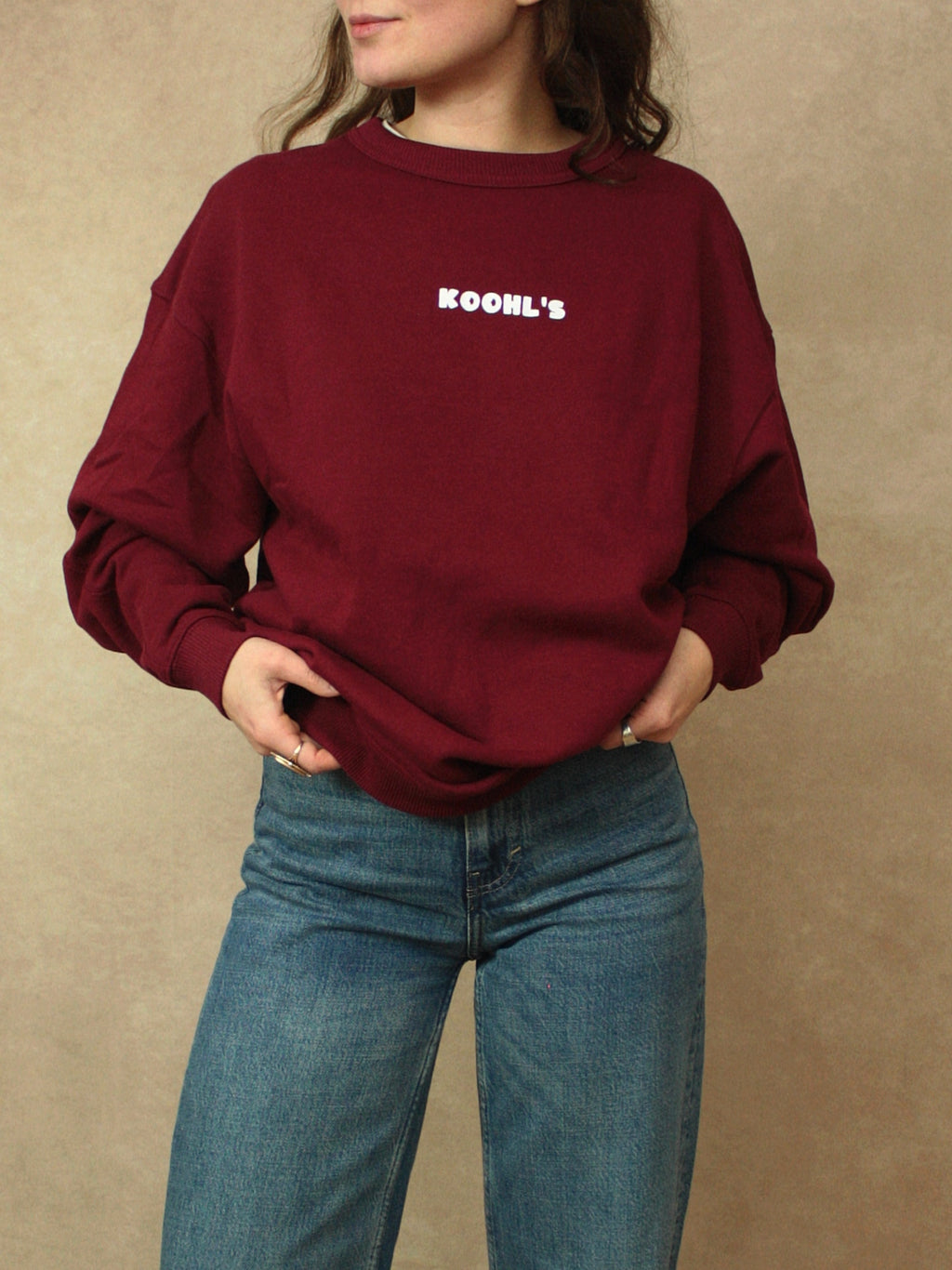 Koohl's Pizza Sweater Crewneck, Rückenmotiv Pizza, weißer Druck per Siebdruck mit wasserbasierten Farben auf burgunder oversized Bio-Baumwolle Pullover, Slow Fashion