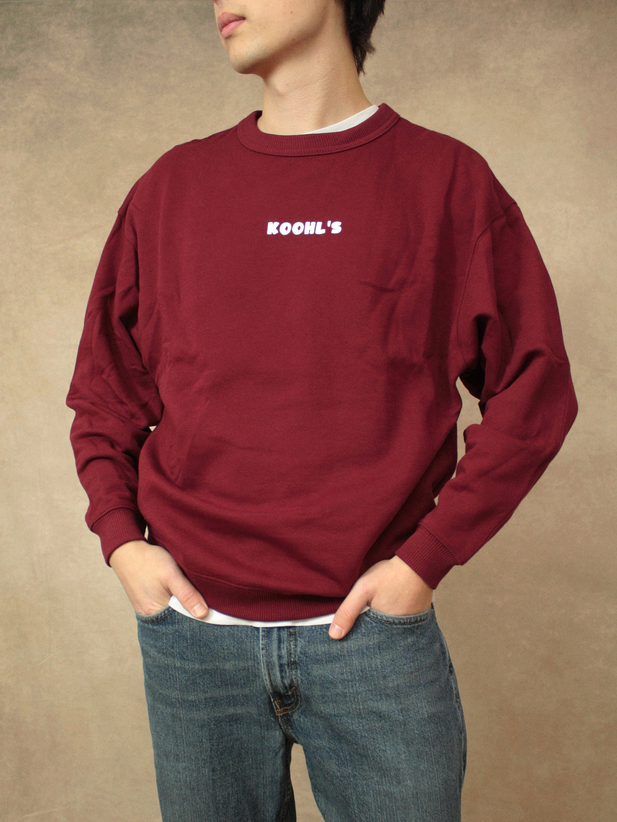 Koohl's Pizza Sweater Crewneck, Rückenmotiv Pizza, weißer Druck per Siebdruck mit wasserbasierten Farben auf burgunder oversized Bio-Baumwolle Pullover, Slow Fashion