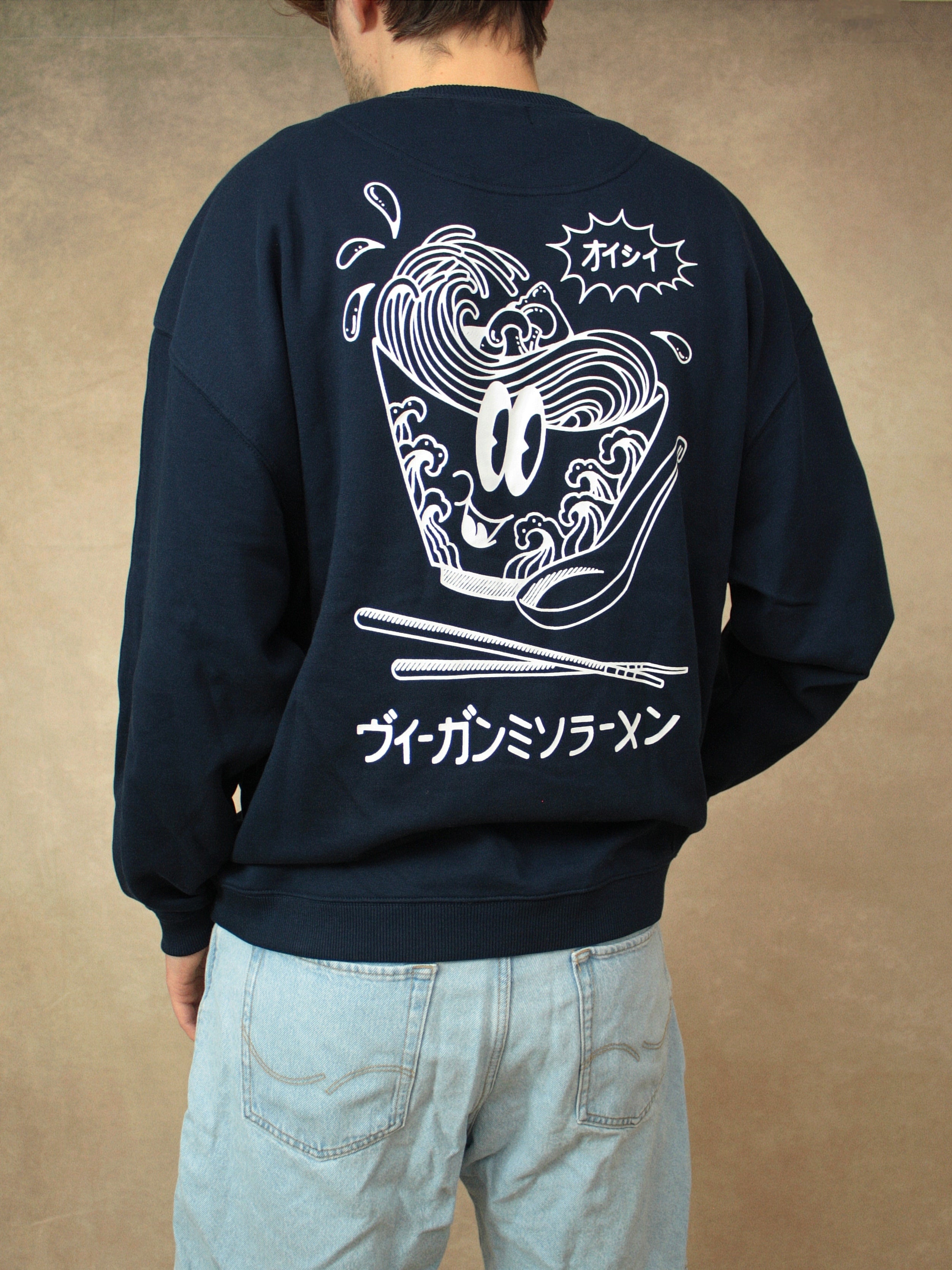 Koohl's Ramen Sweater Crewneck, Rückenmotiv Ramen, weißer Druck per Siebdruck mit wasserbasierten Farben auf dunkelblauem oversized Bio-Baumwolle Pullover, Slow Fashion