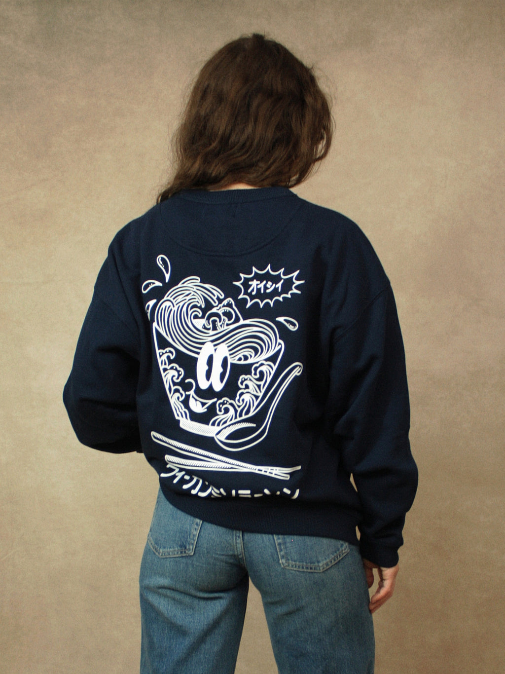 Koohl's Ramen Crewneck Sweater, Rückenmotiv Ramen, weißer Druck per Siebdruck mit wasserbasierten Farben auf dunkelblauem oversized Bio-Baumwolle Pullover, Slow Fashion