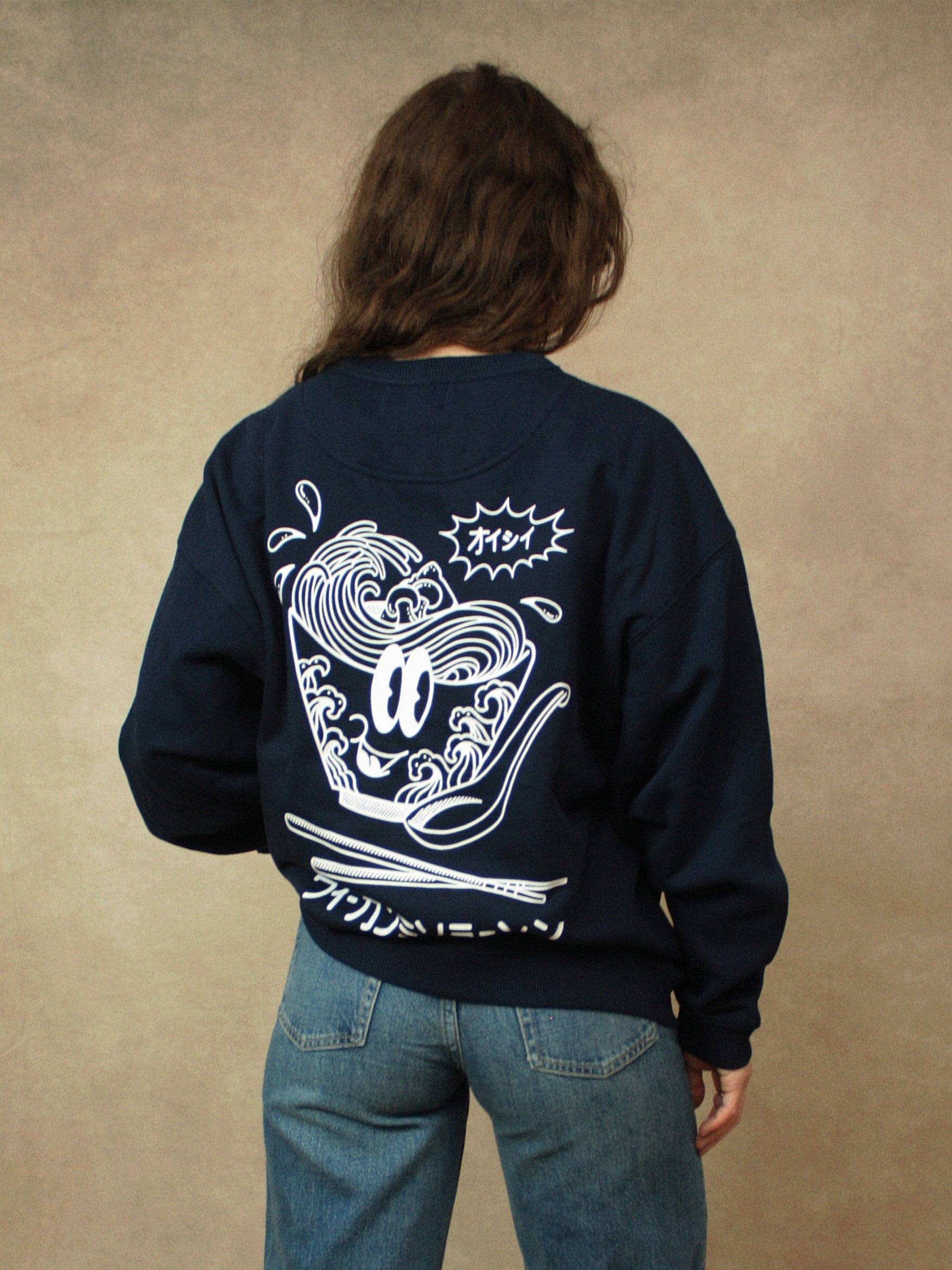 Koohl's Ramen Crewneck Sweater, Rückenmotiv Ramen, weißer Druck per Siebdruck mit wasserbasierten Farben auf dunkelblauem oversized Bio-Baumwolle Pullover, Slow Fashion