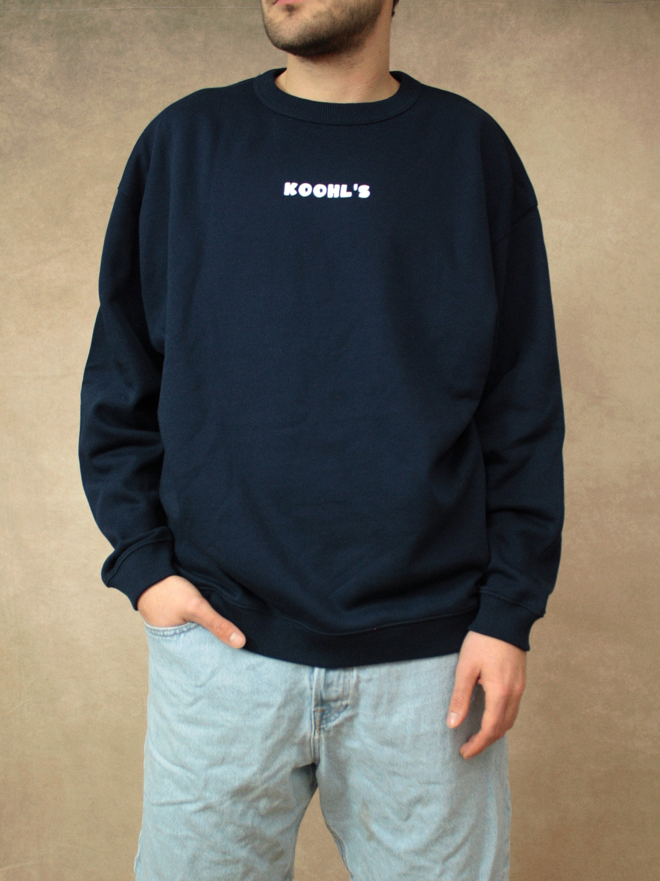 Koohl's Ramen Crewneck Sweater, Rückenmotiv Ramen, weißer Druck per Siebdruck mit wasserbasierten Farben auf dunkelblauem oversized Bio-Baumwolle Pullover, Slow Fashion