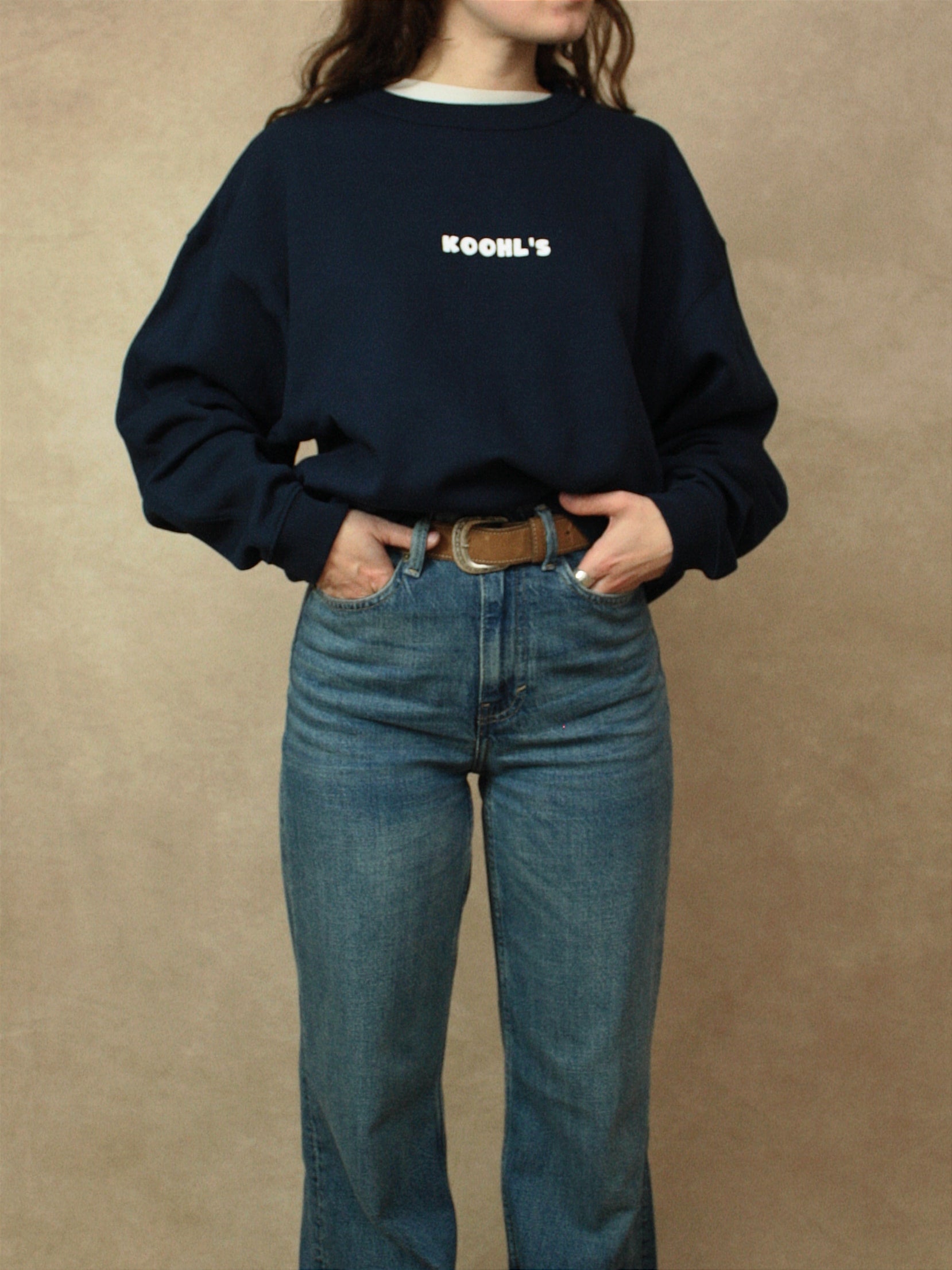 Koohl's Ramen Crewneck Sweater, Rückenmotiv Ramen, weißer Druck per Siebdruck mit wasserbasierten Farben auf dunkelblauem oversized Bio-Baumwolle Pullover, Slow Fashion