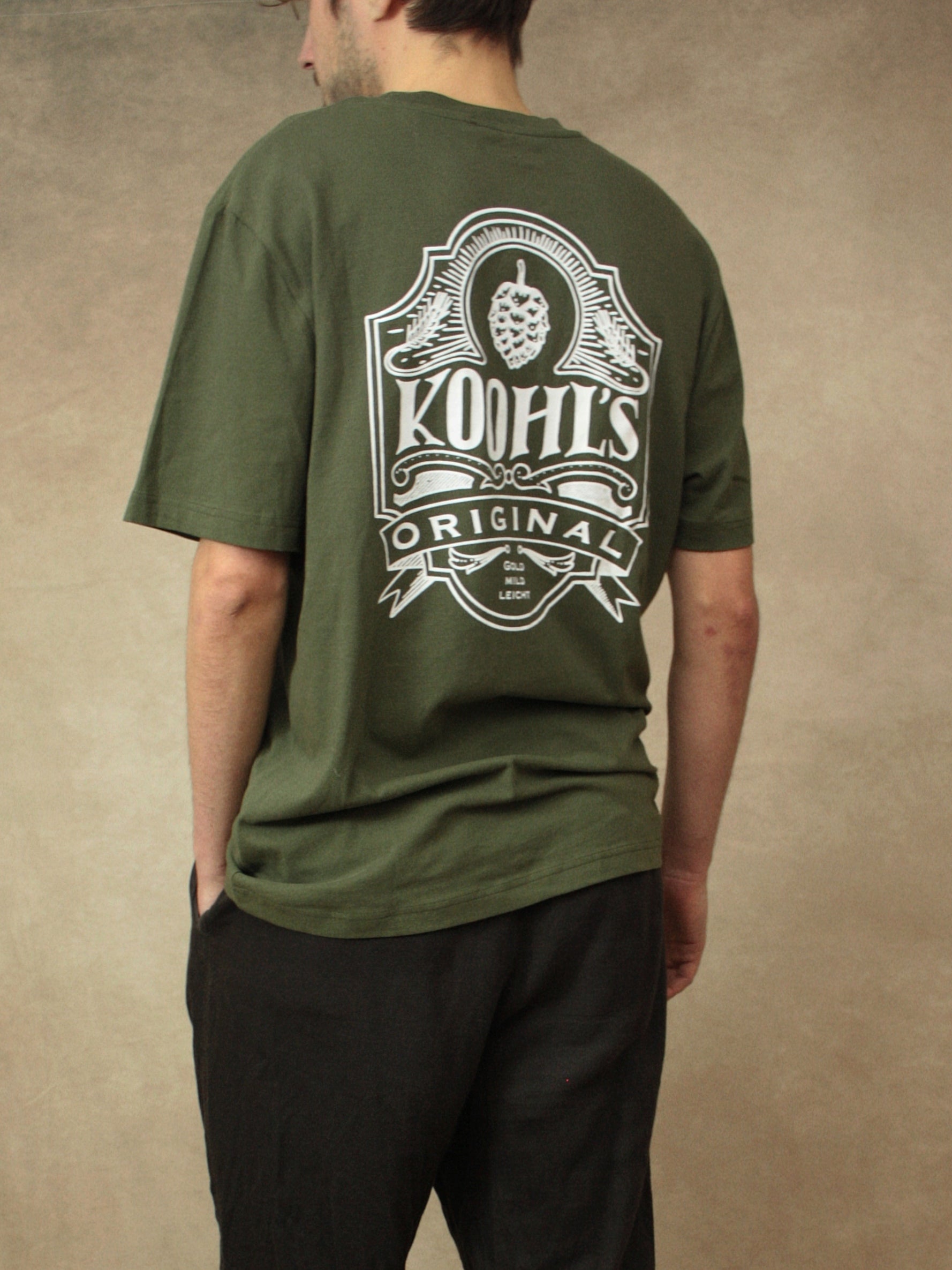 Koohl's Bier T-Shirt, Rückenmotiv Bierlabel, weißer Druck per Siebdruck mit wasserbasierten Farben auf grünem oversized Bio-Baumwolle T-Shirt, Slow Fashion