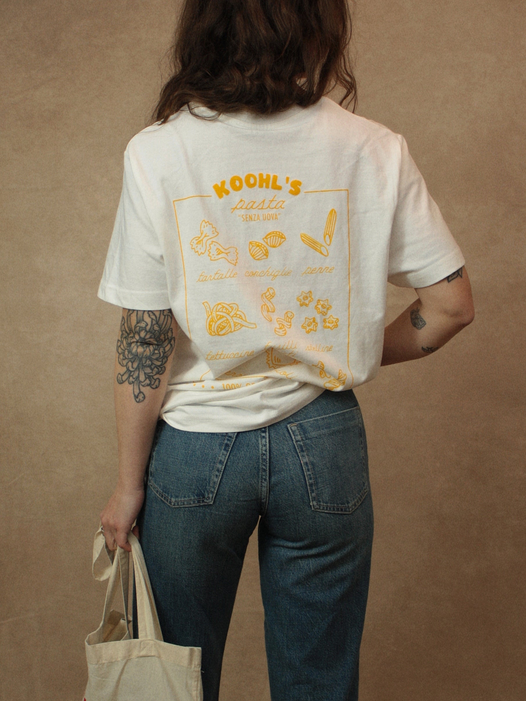 Koohl's Pasta T-Shirt, Rückenmotiv Pastasorten, orangener Druck per Siebdruck mit wasserbasierten Farben auf off-white oversized Bio-Baumwolle T-Shirt, Slow Fashion