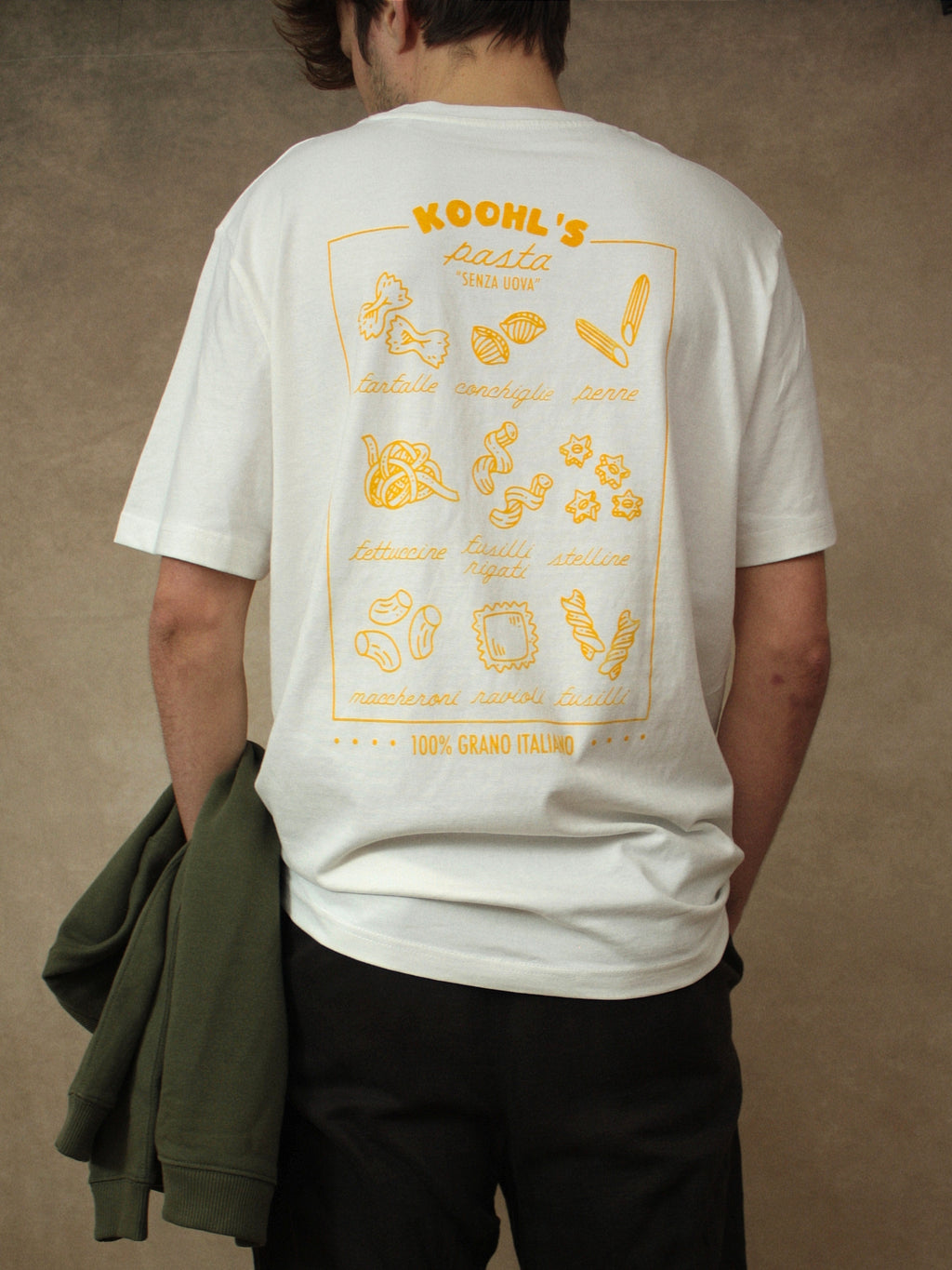 Koohl's Pasta T-Shirt, Rückenmotiv Pastasorten, orangener Druck per Siebdruck mit wasserbasierten Farben auf off-white oversized Bio-Baumwolle T-Shirt, Slow Fashion