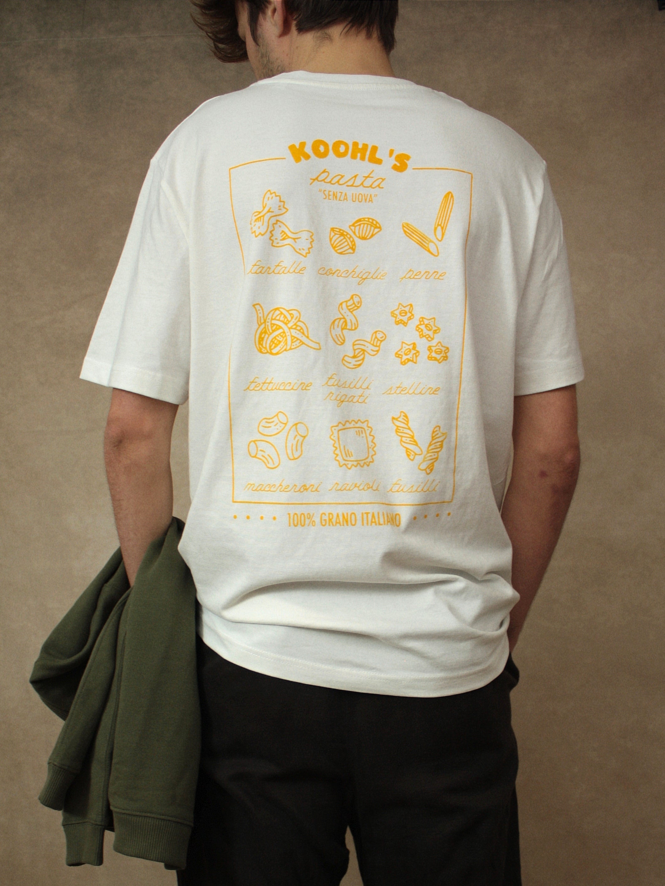 Koohl's Pasta T-Shirt, Rückenmotiv Pastasorten, orangener Druck per Siebdruck mit wasserbasierten Farben auf off-white oversized Bio-Baumwolle T-Shirt, Slow Fashion