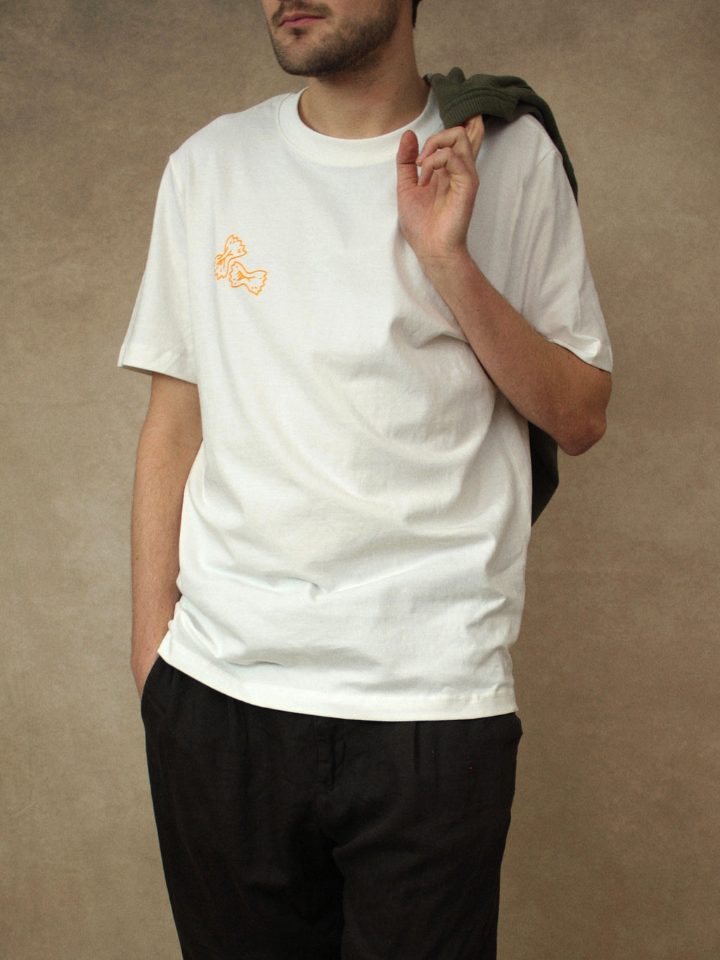 Koohl's Pasta T-Shirt, Rückenmotiv Pastasorten, orangener Druck per Siebdruck mit wasserbasierten Farben auf off-white oversized Bio-Baumwolle T-Shirt, Slow Fashion