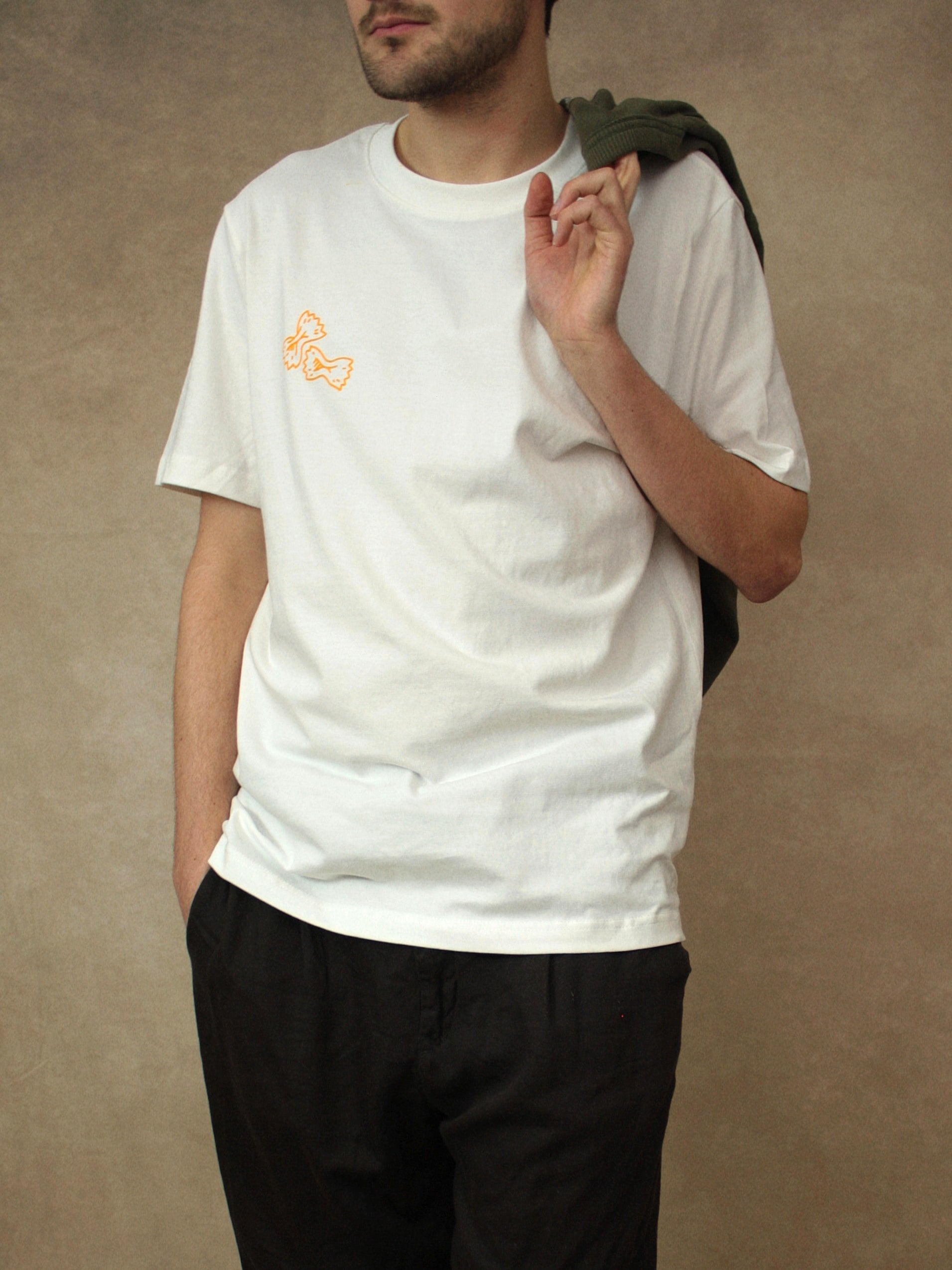 Koohl's Pasta T-Shirt, Rückenmotiv Pastasorten, orangener Druck per Siebdruck mit wasserbasierten Farben auf off-white oversized Bio-Baumwolle T-Shirt, Slow Fashion