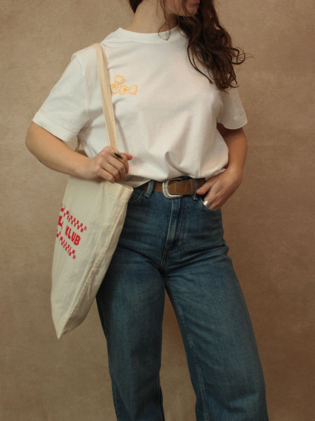 Koohl's Pasta T-Shirt, Rückenmotiv Pastasorten, orangener Druck per Siebdruck mit wasserbasierten Farben auf off-white oversized Bio-Baumwolle T-Shirt, Slow Fashion