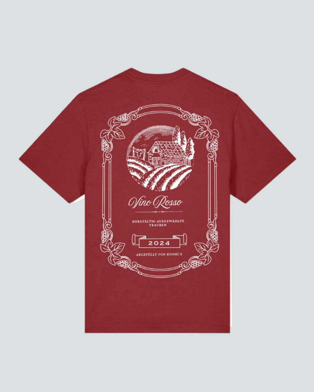 Koohl's Wein T-Shirt, Rückenmotiv Weinlabel, weißer Druck per Siebdruck mit wasserbasierten Farben auf rotem oversized Bio-Baumwolle T-Shirt, Slow Fashion