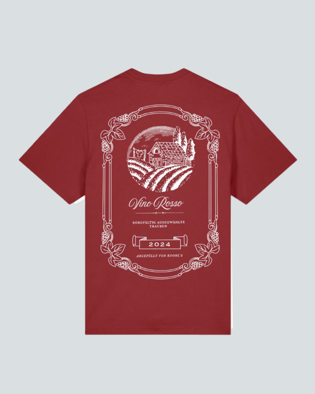 Koohl's Wein T-Shirt, Rückenmotiv Weinlabel, weißer Druck per Siebdruck mit wasserbasierten Farben auf rotem oversized Bio-Baumwolle T-Shirt, Slow Fashion
