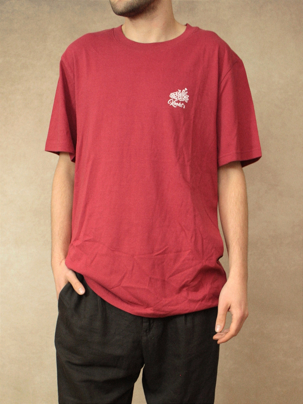 Koohl's Wein T-Shirt, Rückenmotiv Weinlabel, weißer Druck per Siebdruck mit wasserbasierten Farben auf rotem oversized Bio-Baumwolle T-Shirt, Slow Fashion