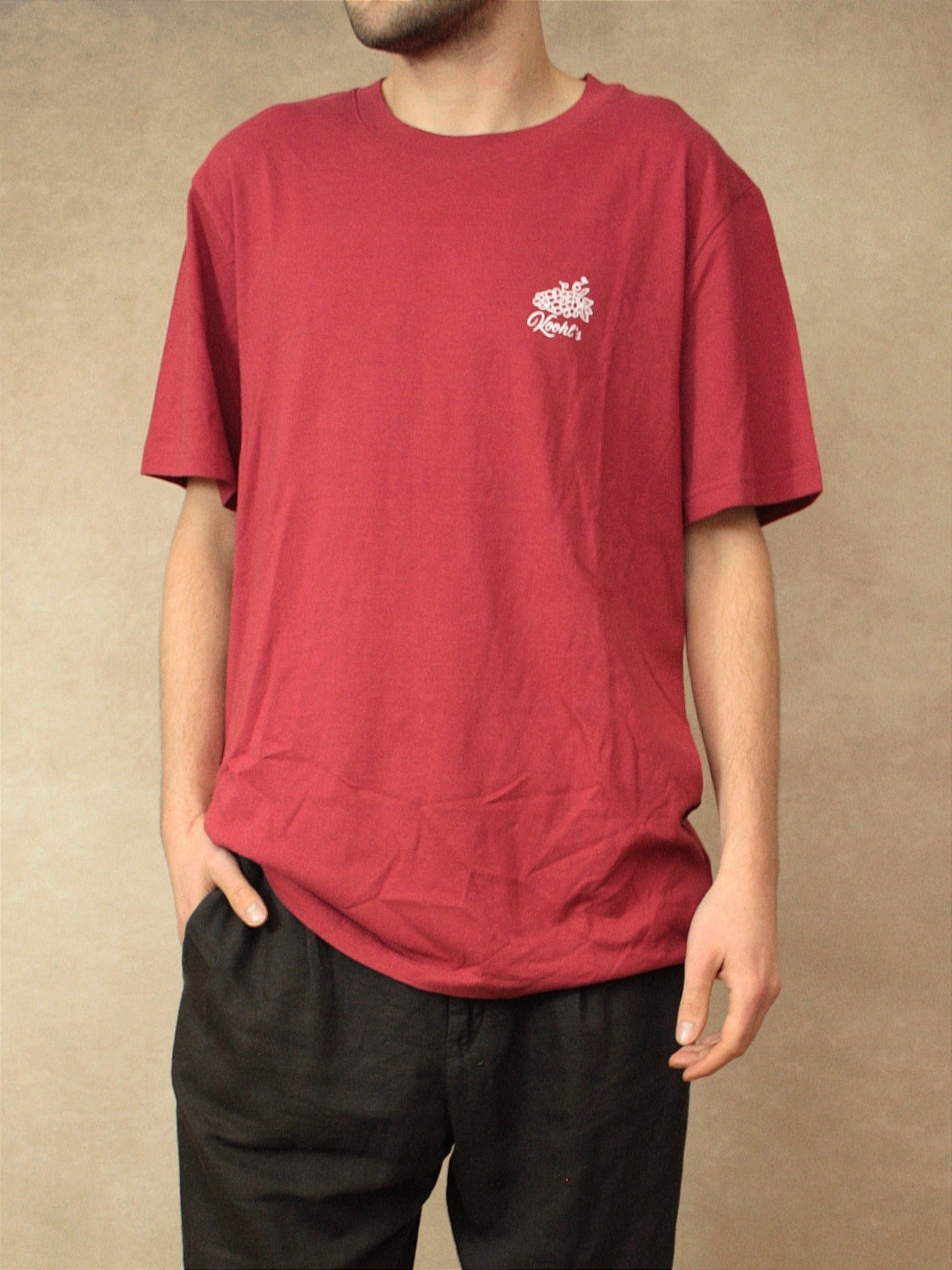 Koohl's Wein T-Shirt, Rückenmotiv Weinlabel, weißer Druck per Siebdruck mit wasserbasierten Farben auf rotem oversized Bio-Baumwolle T-Shirt, Slow Fashion
