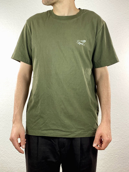 Nachhaltiges Bio-T-Shirt mit Biermotiv, grünes T-Shirt, weißer Druck, Siebdruck, handbedruckt – Koohl’s Slow Fashion