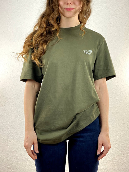 Nachhaltiges Bio-T-Shirt mit Biermotiv, grünes T-Shirt, weißer Druck, Siebdruck, handbedruckt – Koohl’s Slow Fashion