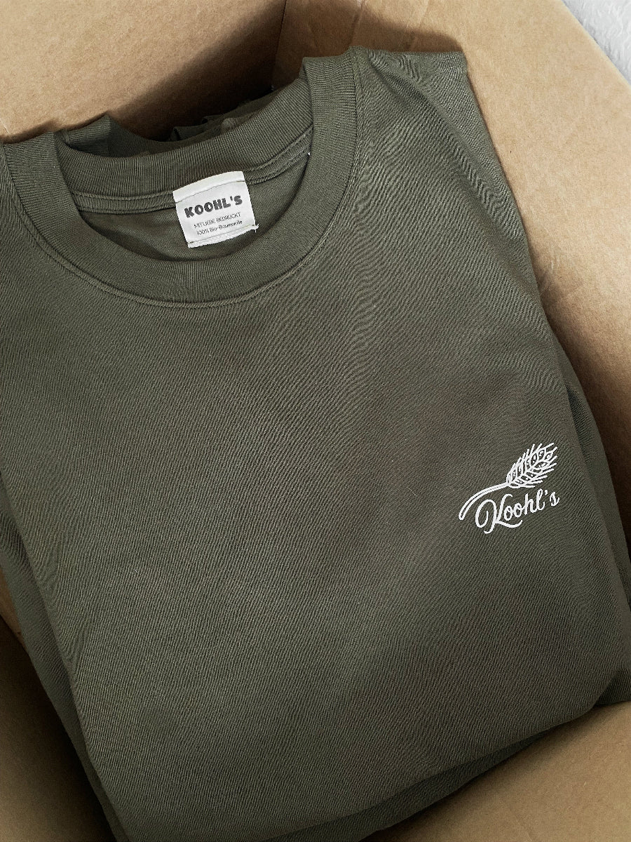 Nachhaltiges Bio-T-Shirt mit Biermotiv, grünes T-Shirt, weißer Druck, Siebdruck, handbedruckt – Koohl’s Slow Fashion