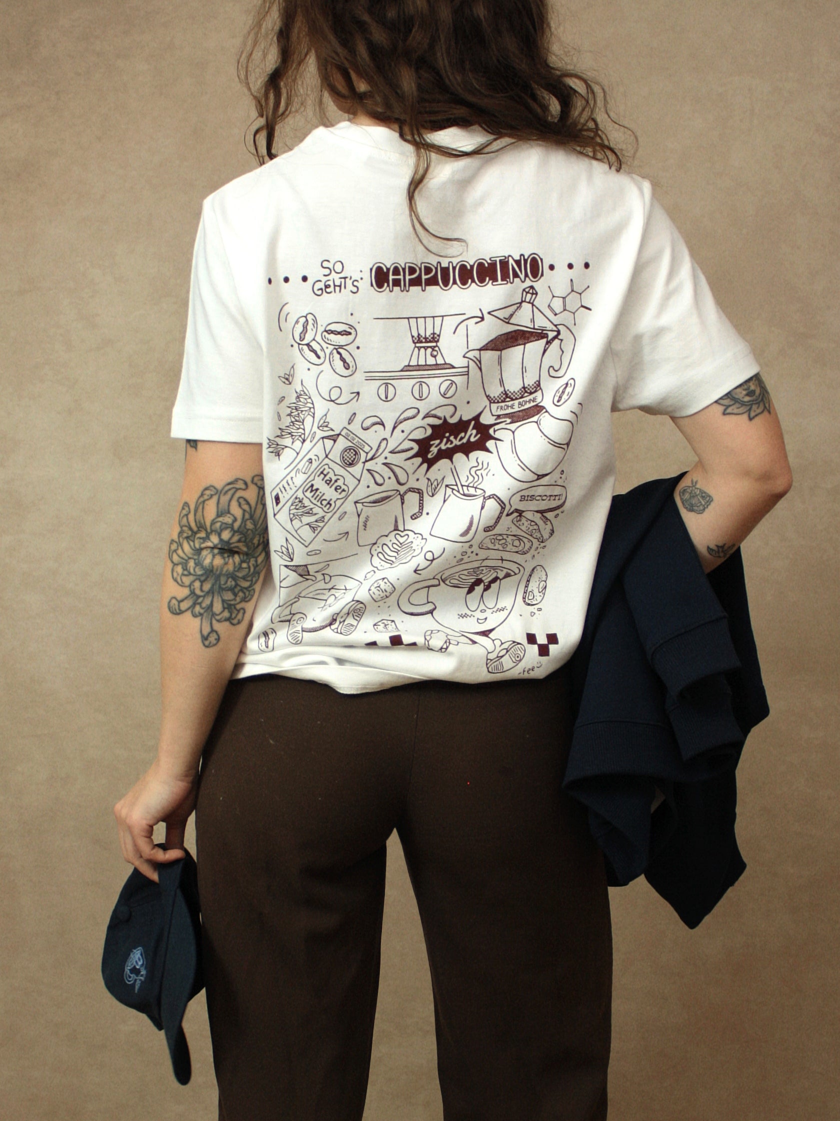 Koohl's Cappuccino T-Shirt, Rückenmotiv Cappuccino, brauner Druck per Siebdruck mit wasserbasierten Farben auf oversized Bio-Baumwoll T-Shirt, Slow Fashion