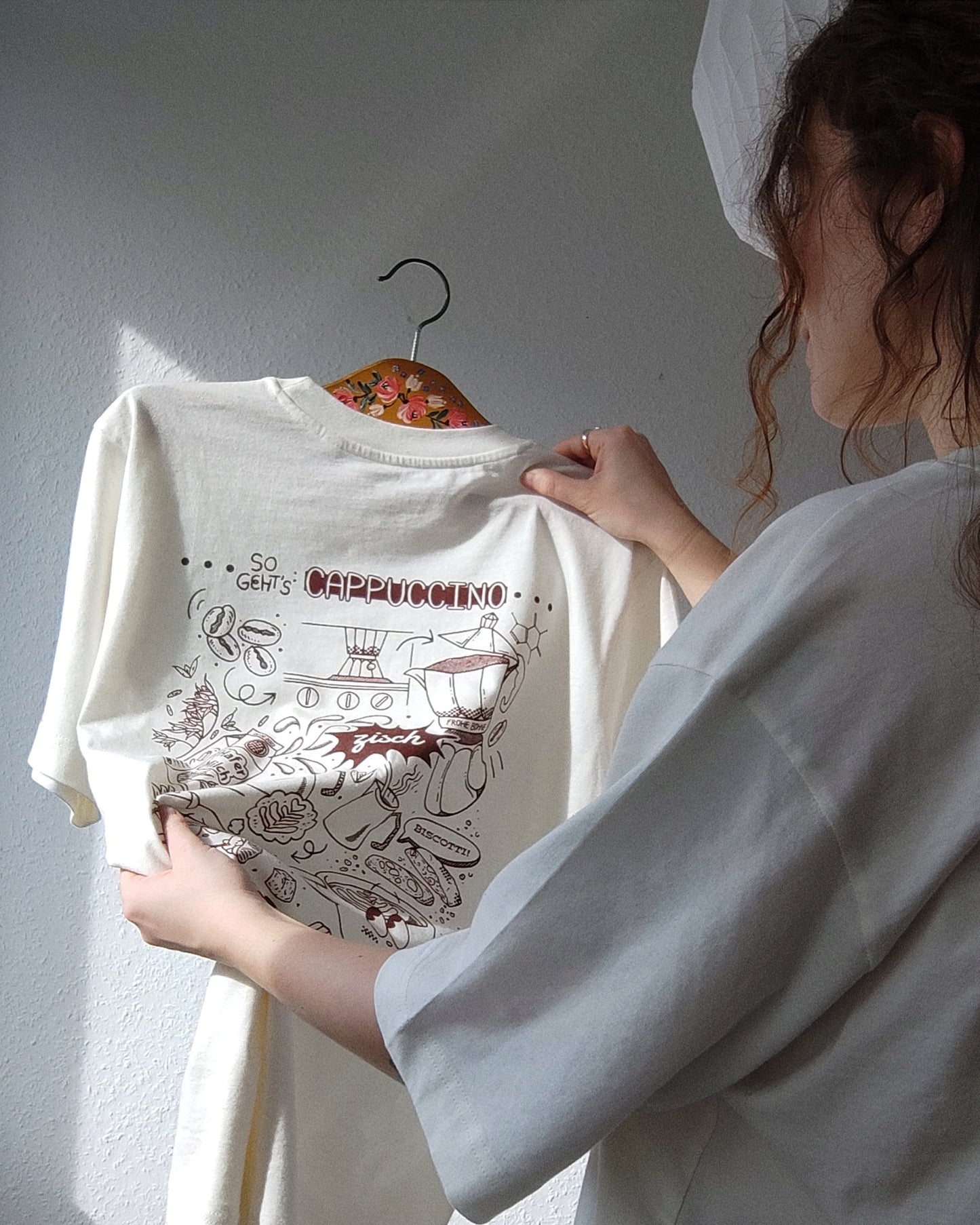 Nachhaltiges Bio-T-Shirt mit Cappuccinomotiv, handbedruckt – Koohl’s Slow Fashion