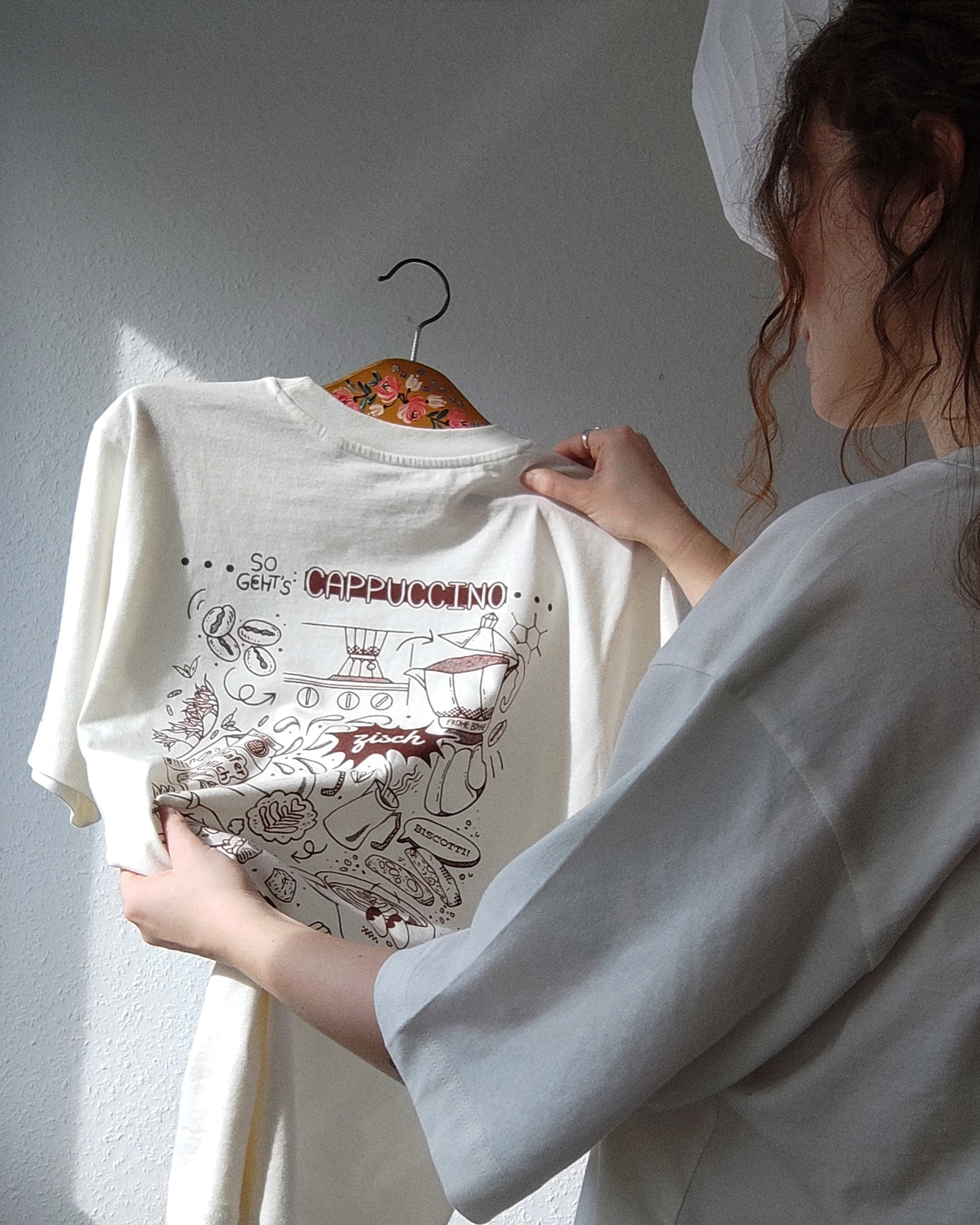 Nachhaltiges Bio-T-Shirt mit Cappuccinomotiv, handbedruckt – Koohl’s Slow Fashion