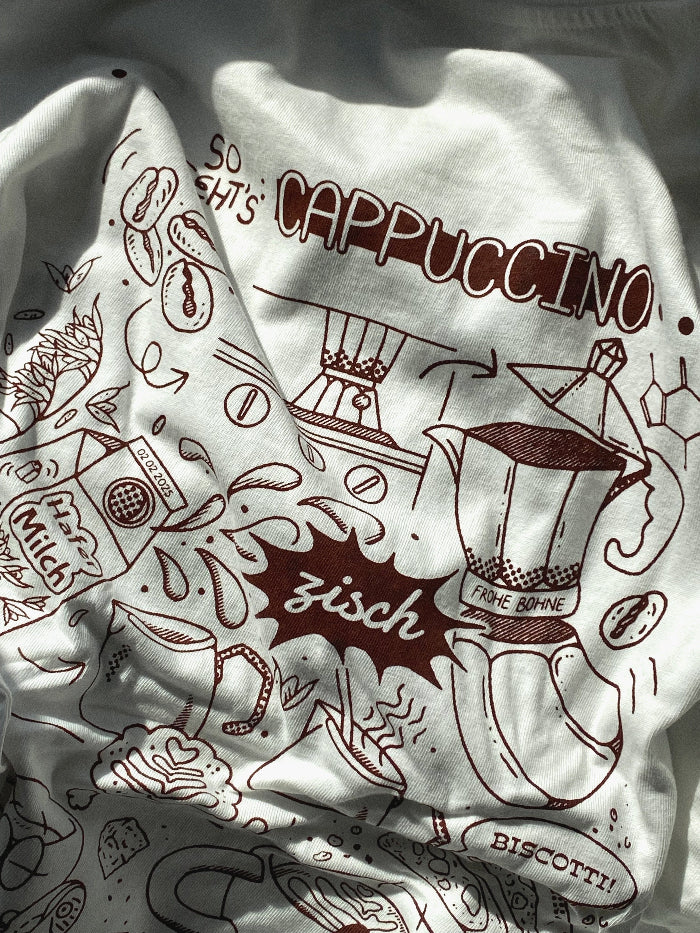 Nachhaltiges Bio-T-Shirt mit Cappuccinomotiv, handbedruckt – Koohl’s Slow Fashion