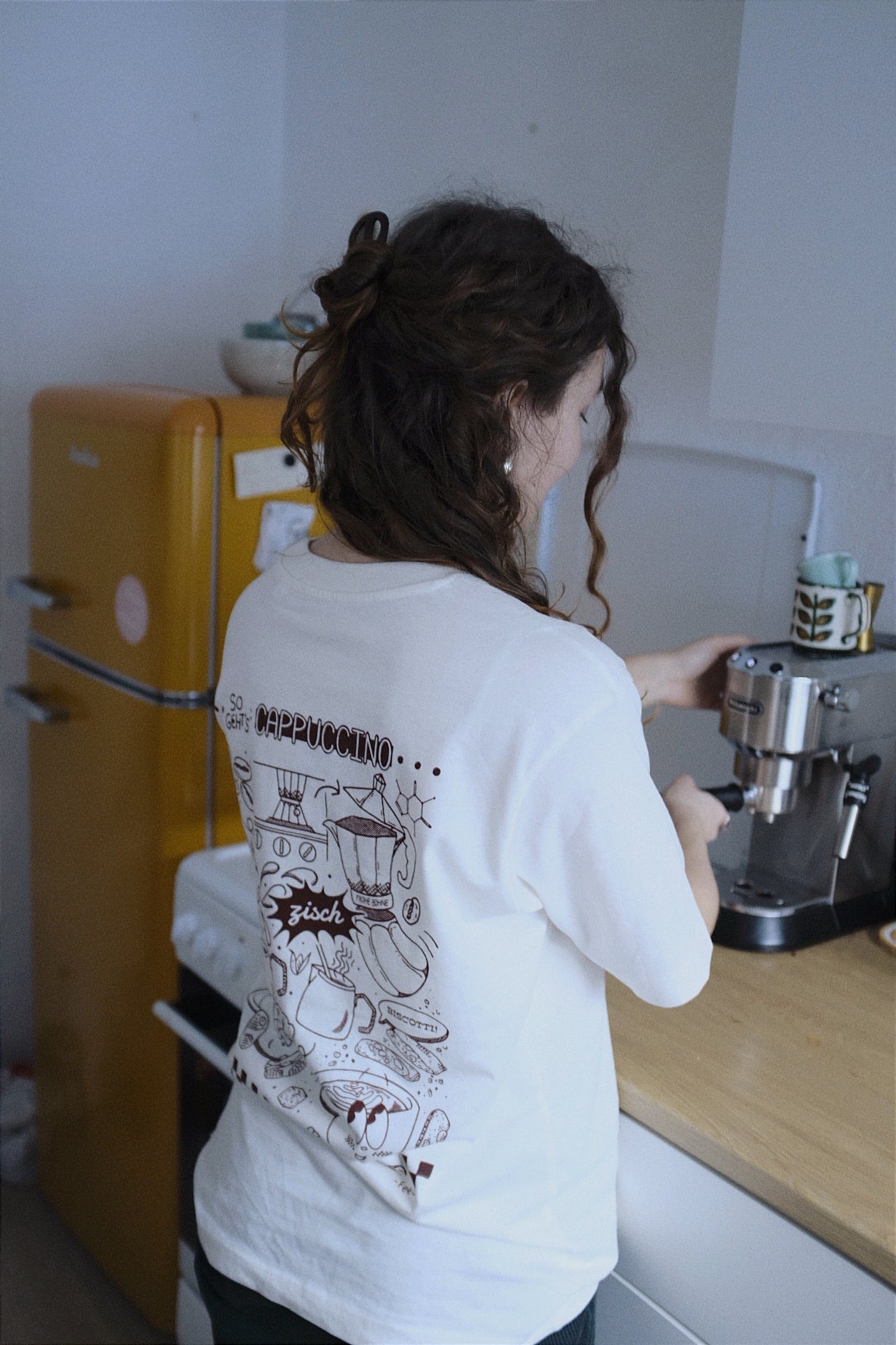 Nachhaltiges Bio-T-Shirt mit Cappuccinomotiv, handbedruckt – Koohl’s Slow Fashion