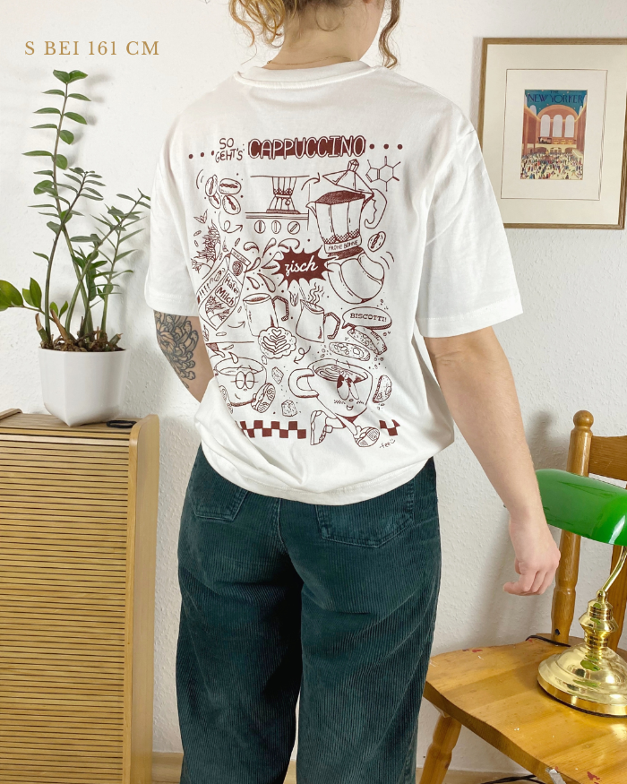 Nachhaltiges Bio-T-Shirt mit Cappuccinomotiv, handbedruckt – Koohl’s Slow Fashion
